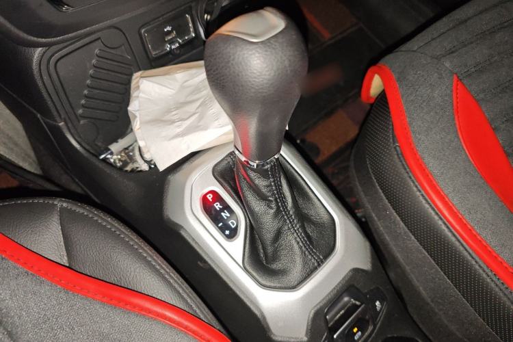 Used  Renegade 2019 220T Automatic Leading Edition
