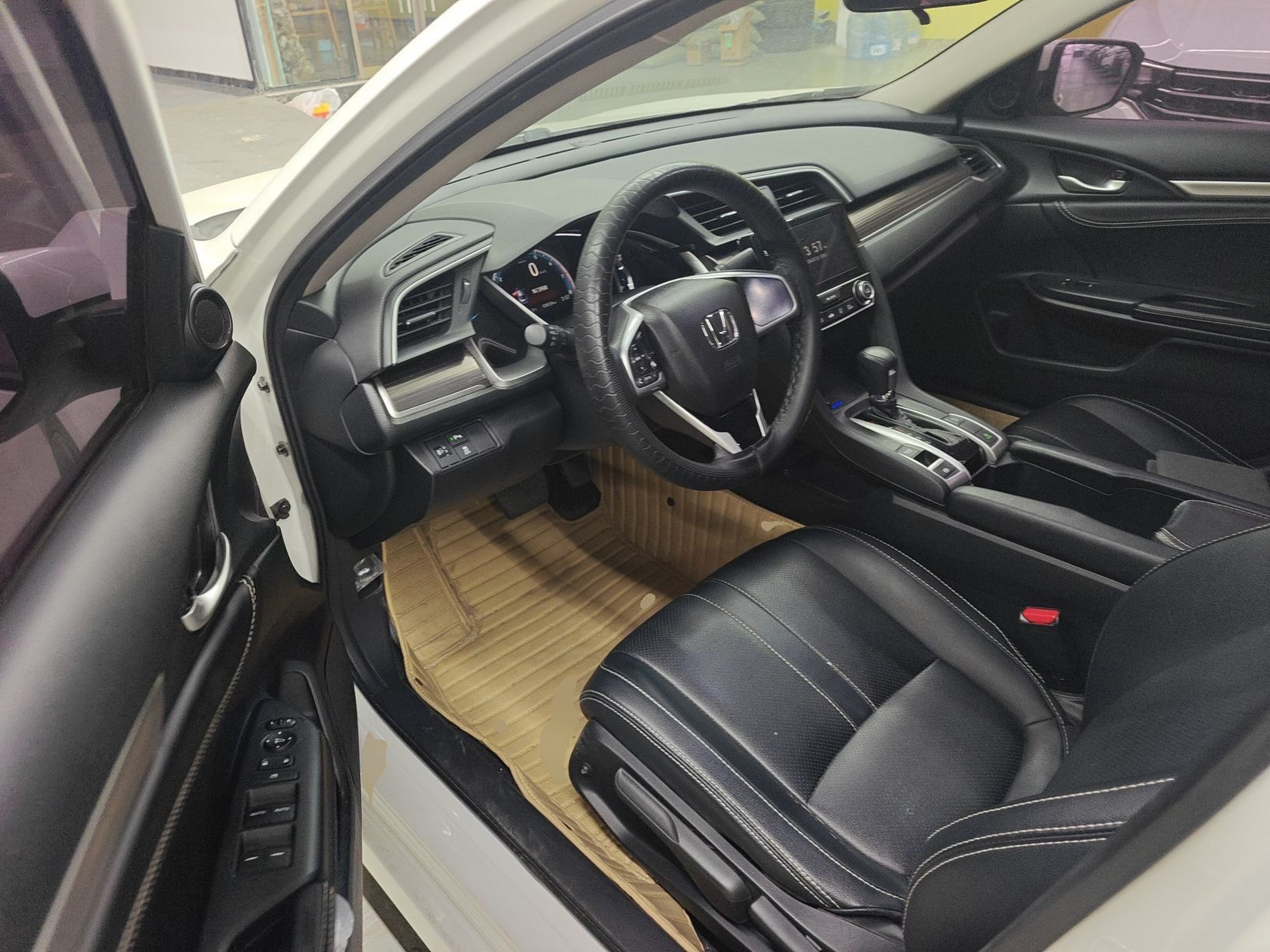 Переднее сиденье в автомобиле