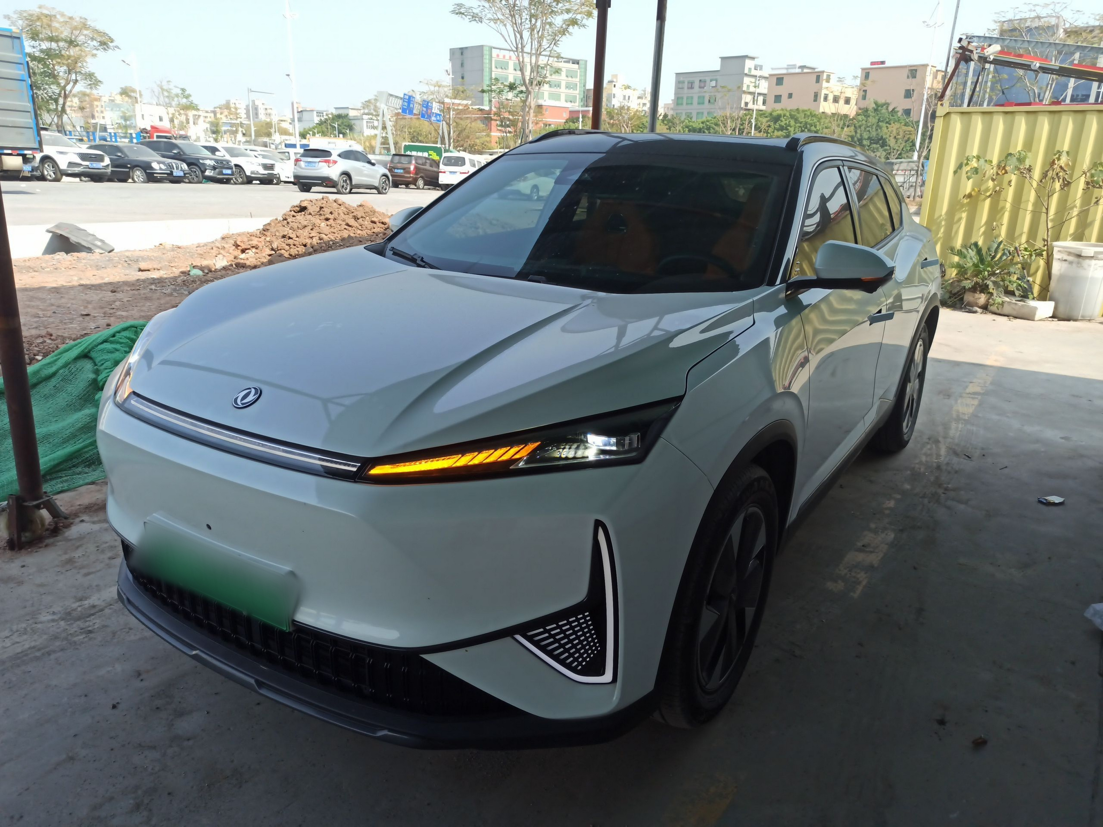 تحت مقدمة السيارة