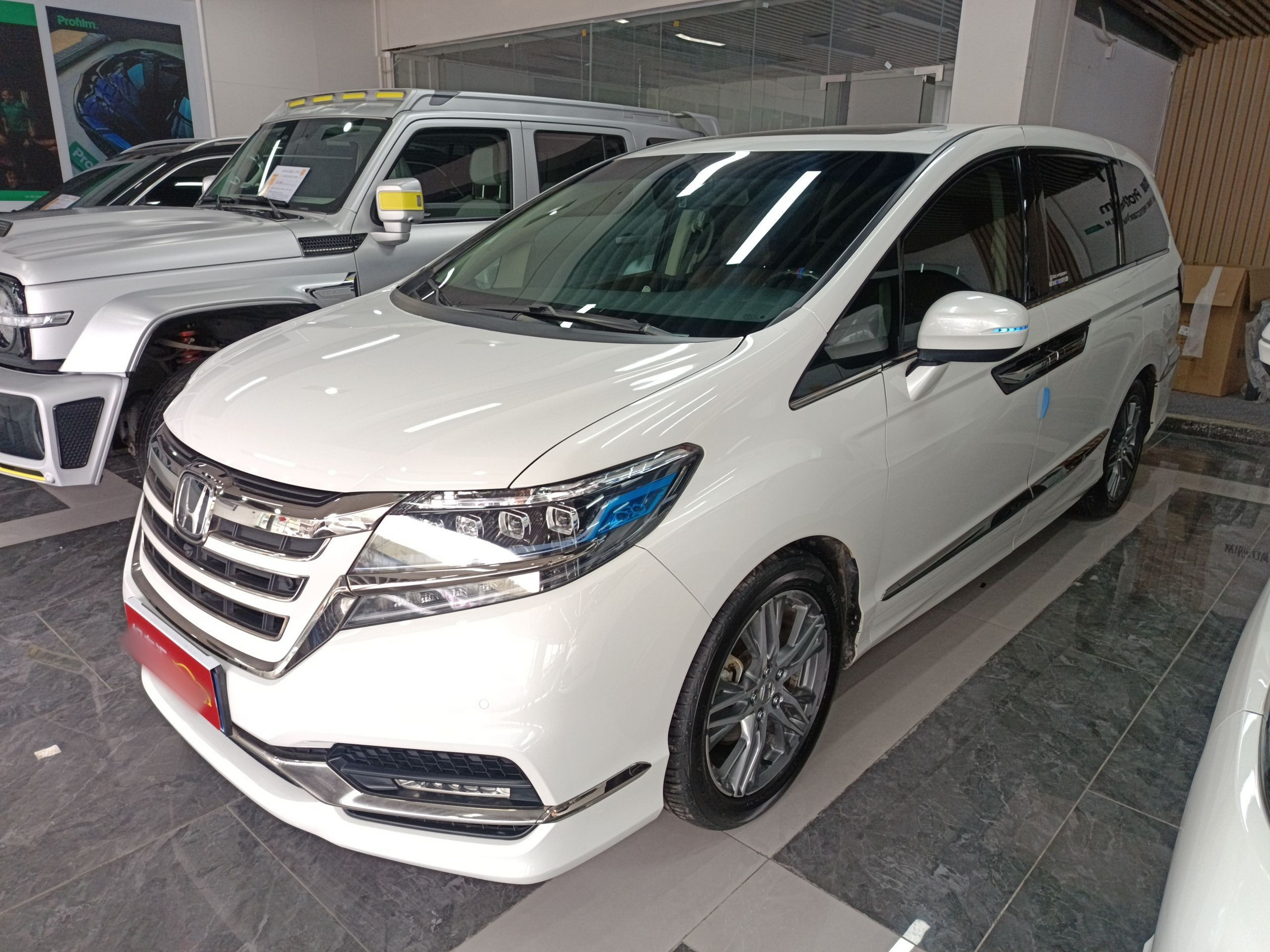 تحت مقدمة السيارة