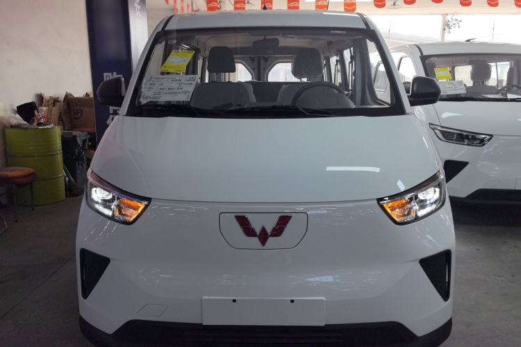 Used Wuling Yangguang 2024 300KM Comfort Version Passenger Van 75kW

