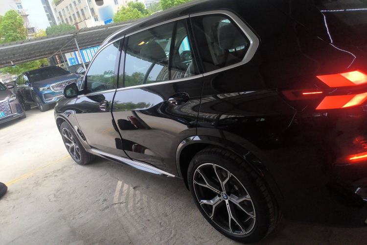 Used BMW X5 2023 xDrive 30Li Luxury M Sport Package
