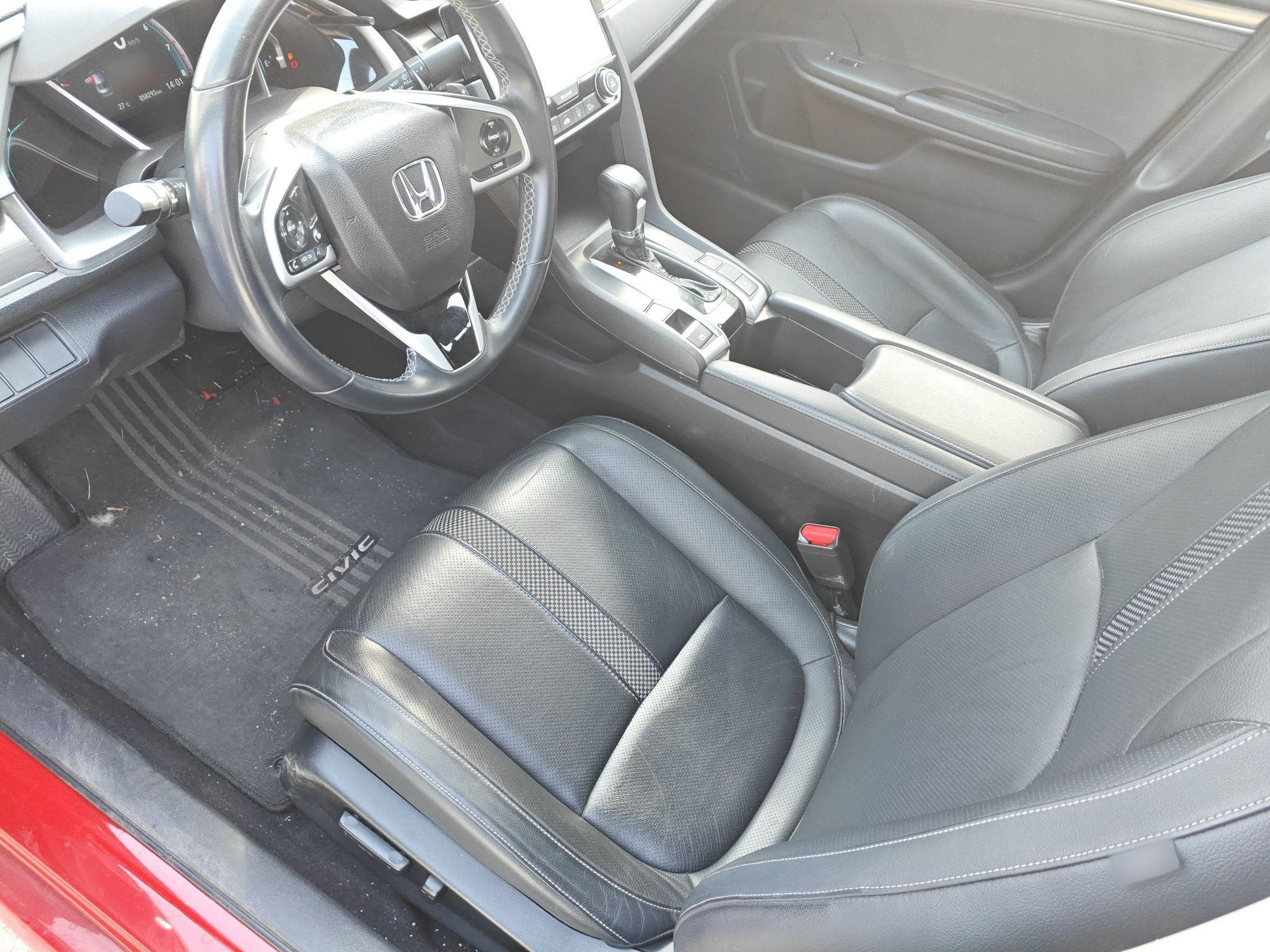 Переднее сиденье в автомобиле