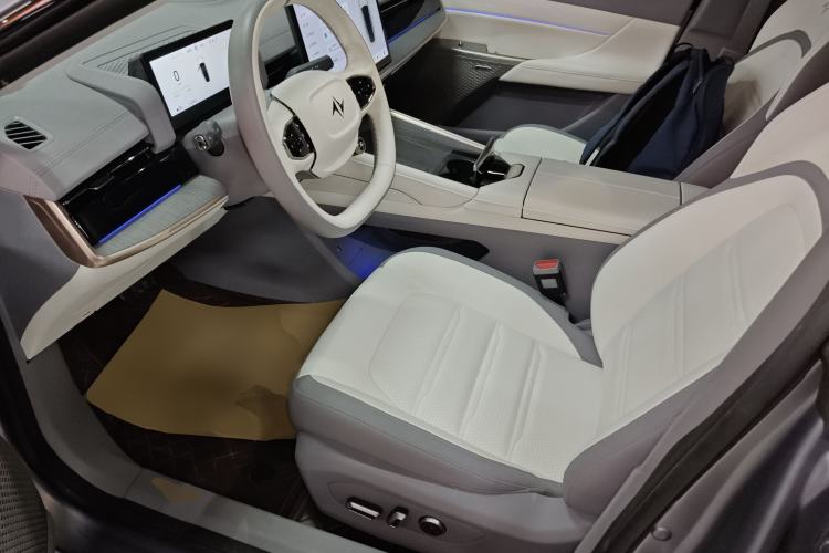 Used  eπ007 2024 540 All-Wheel Drive Pro Edition
