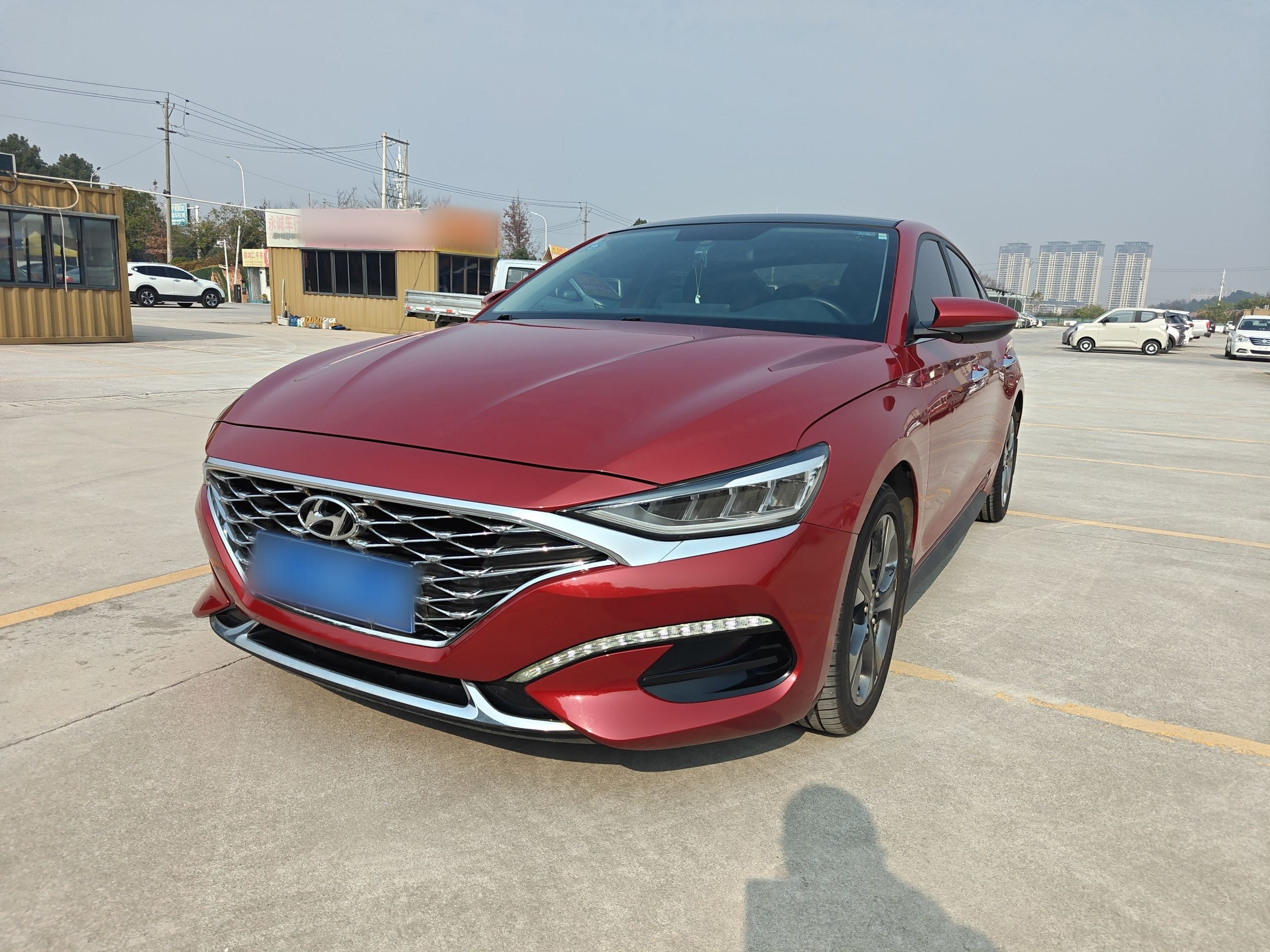 تحت مقدمة السيارة