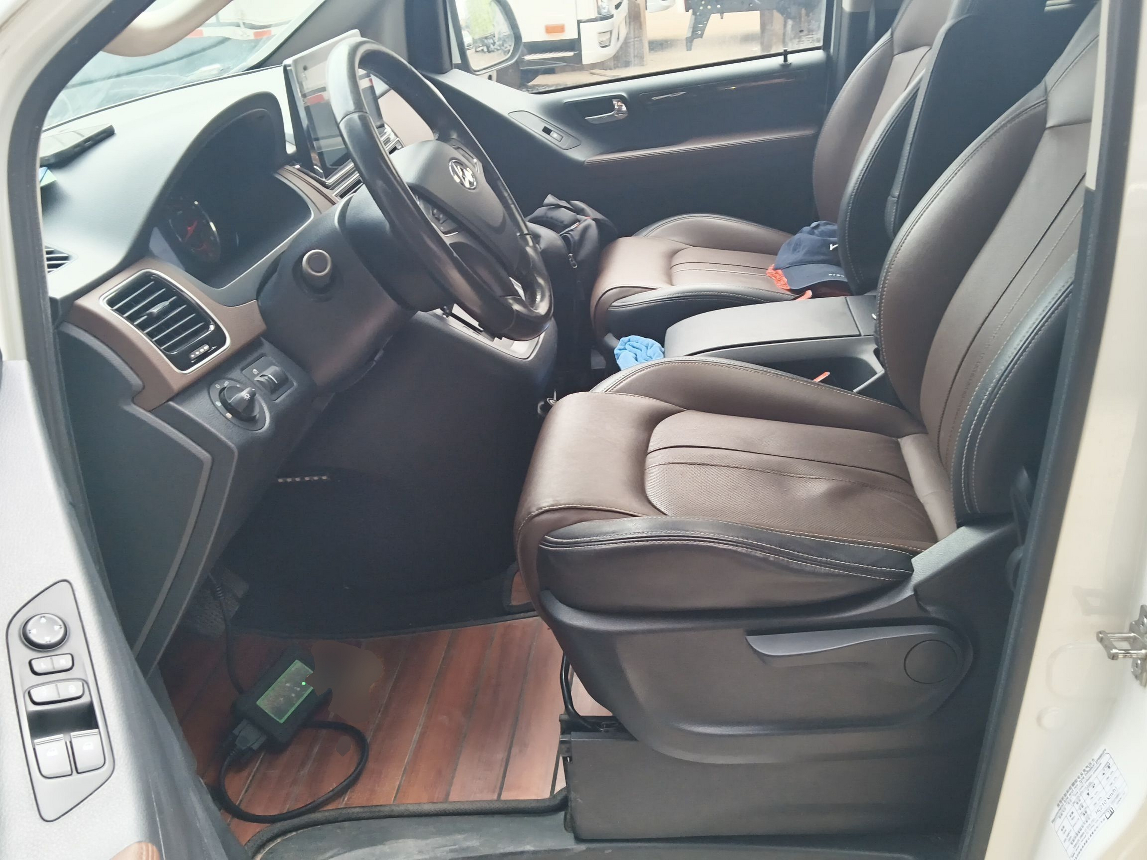 Переднее сиденье в автомобиле