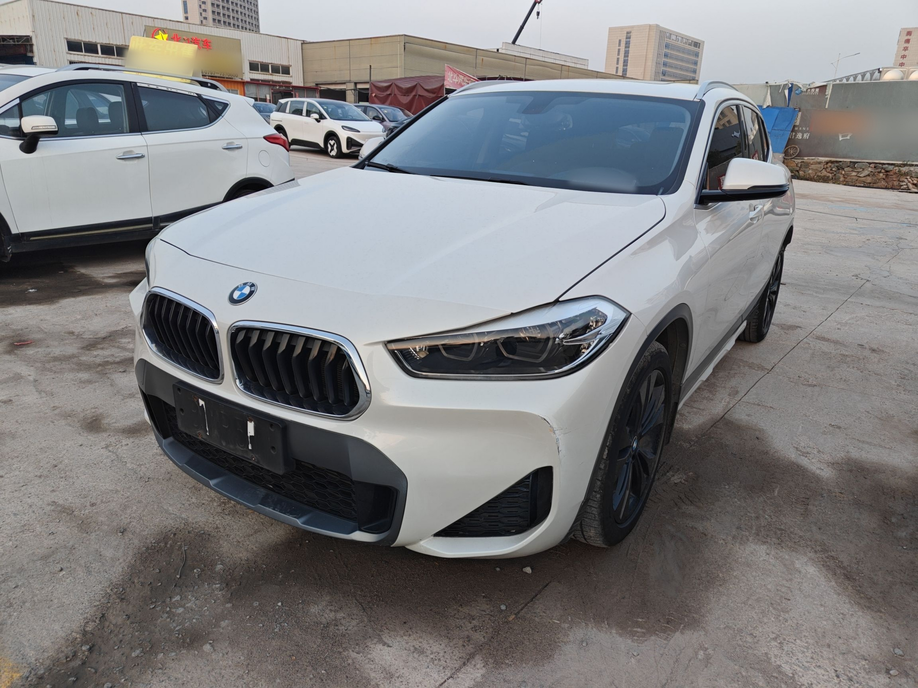 Под передней частью автомобиля