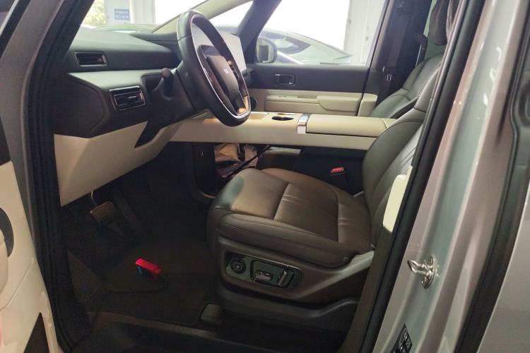 Used Li Auto MEGA 2024 Ultra Model
