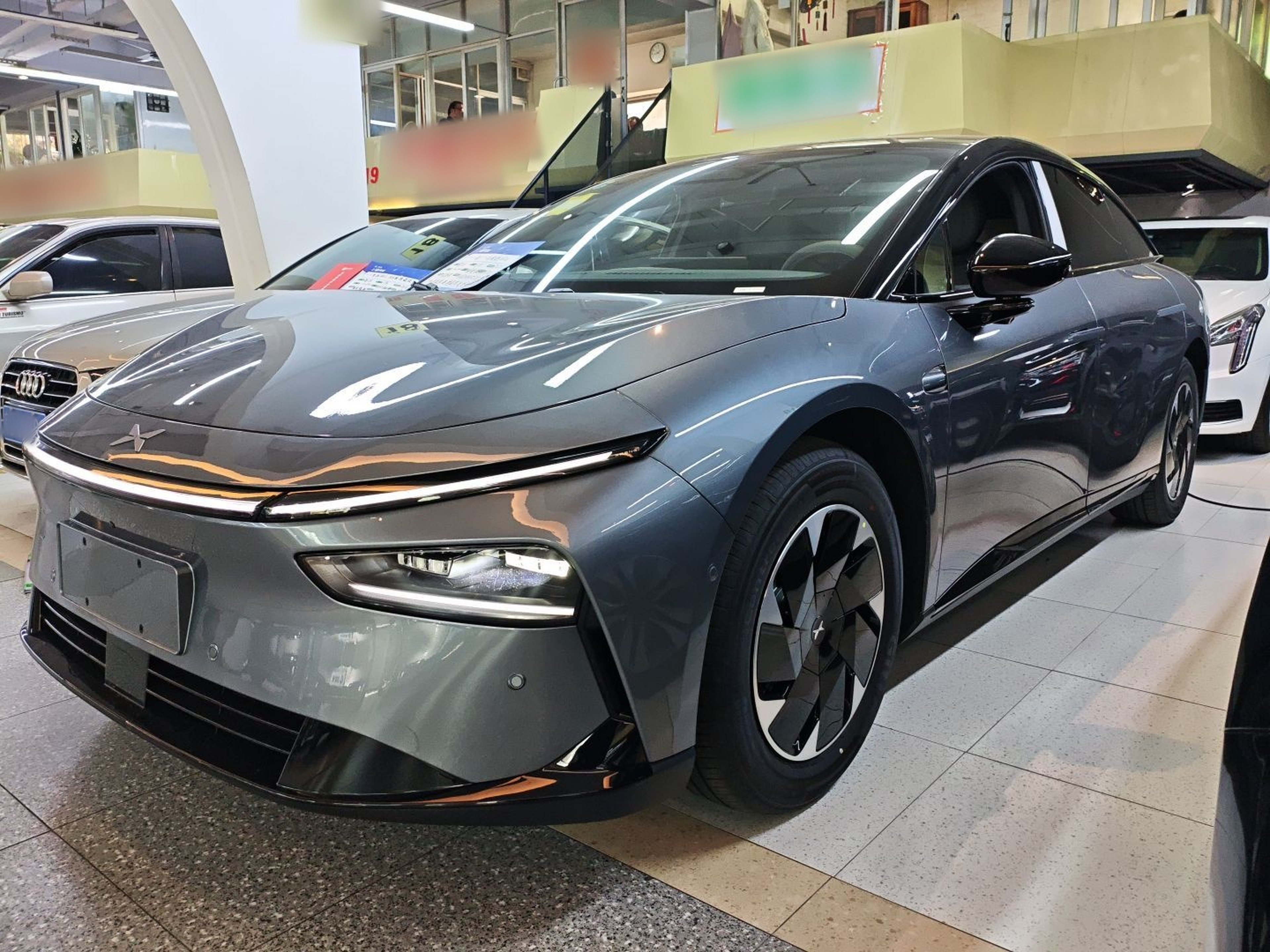 Под передней частью автомобиля