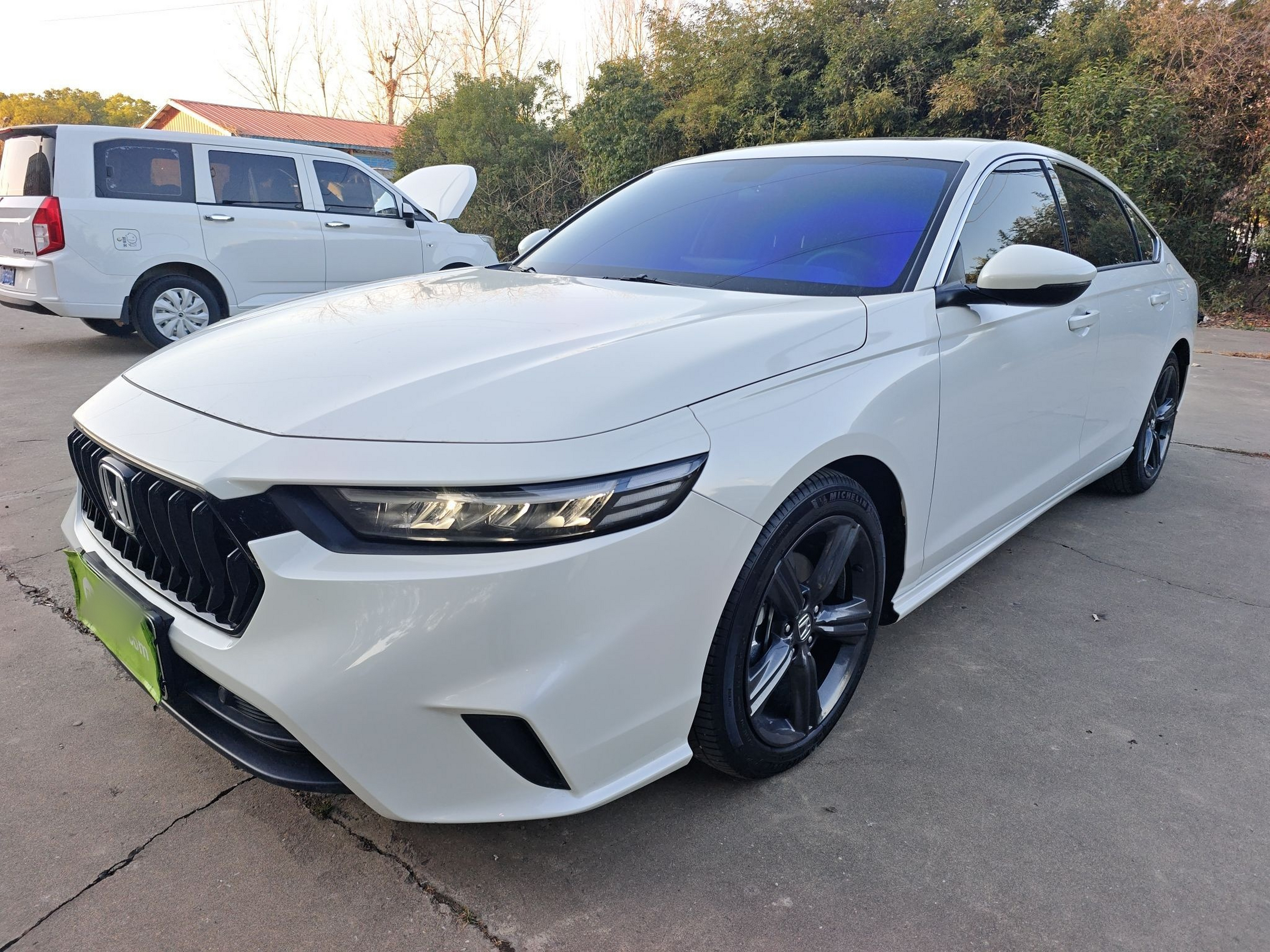 Под передней частью автомобиля