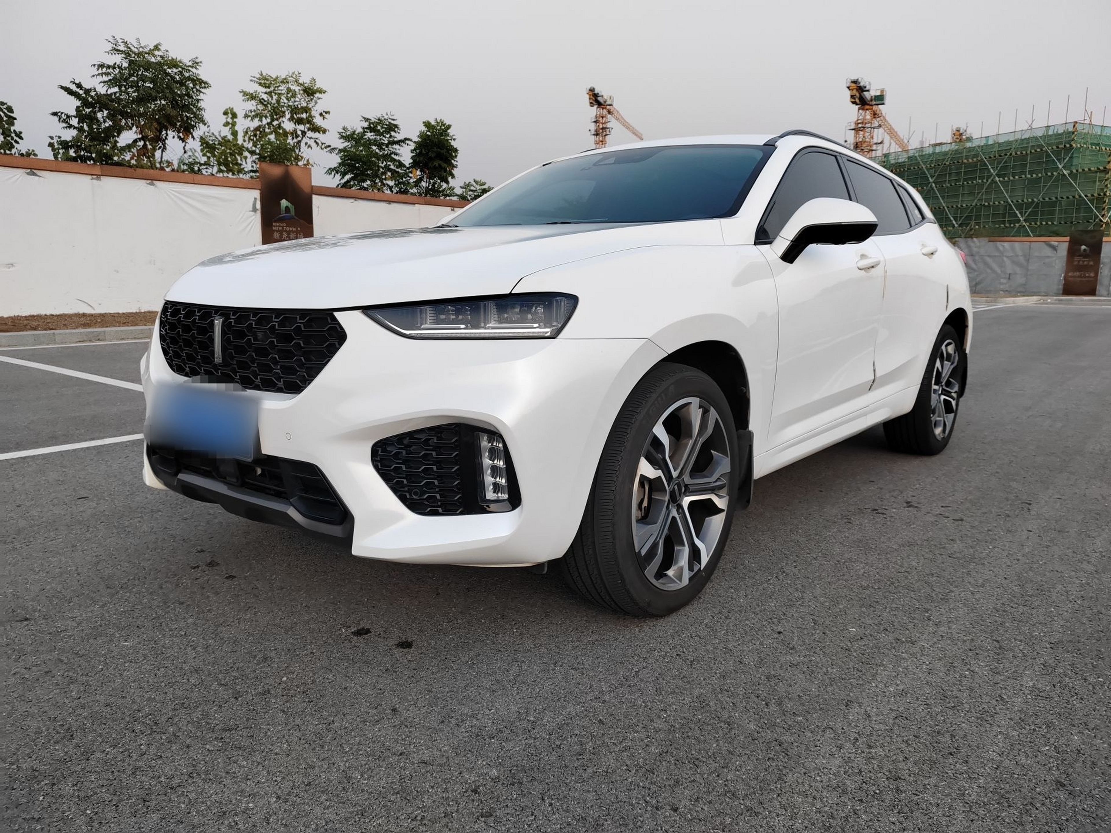 Под передней частью автомобиля