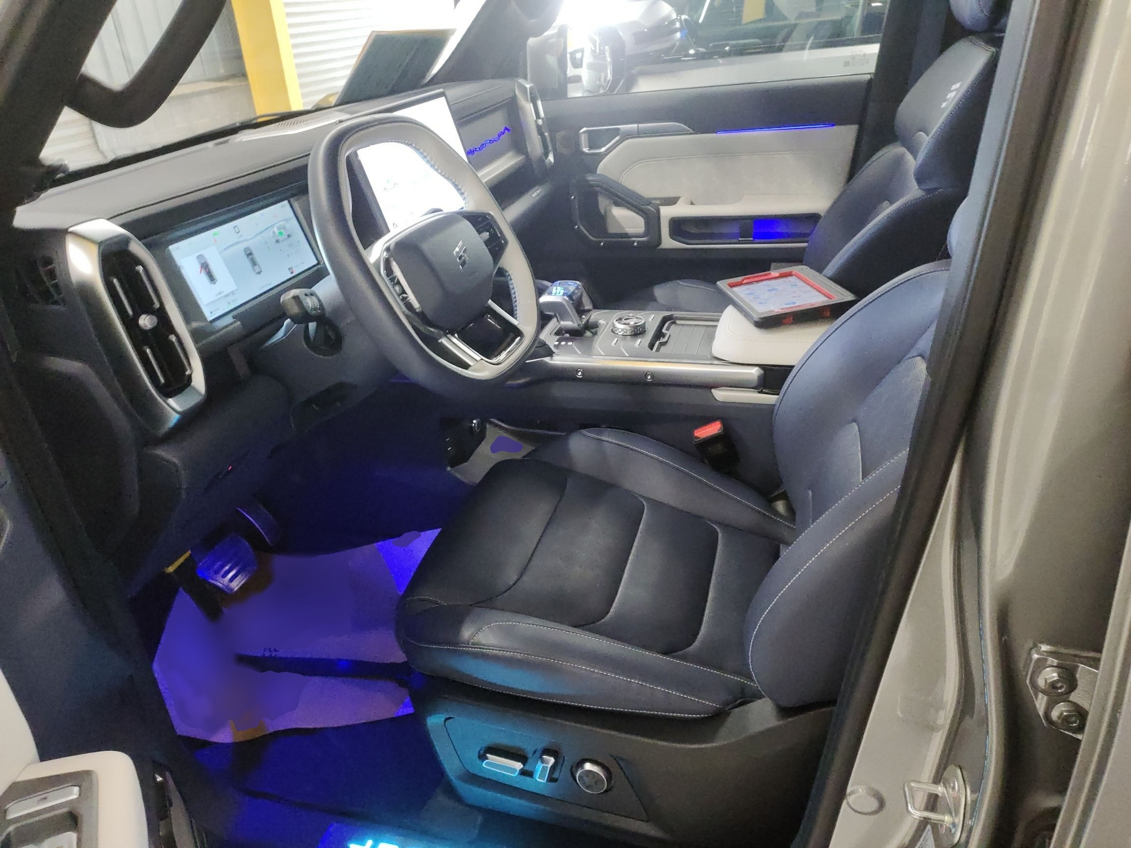 المقاعد الأمامية داخل السيارة