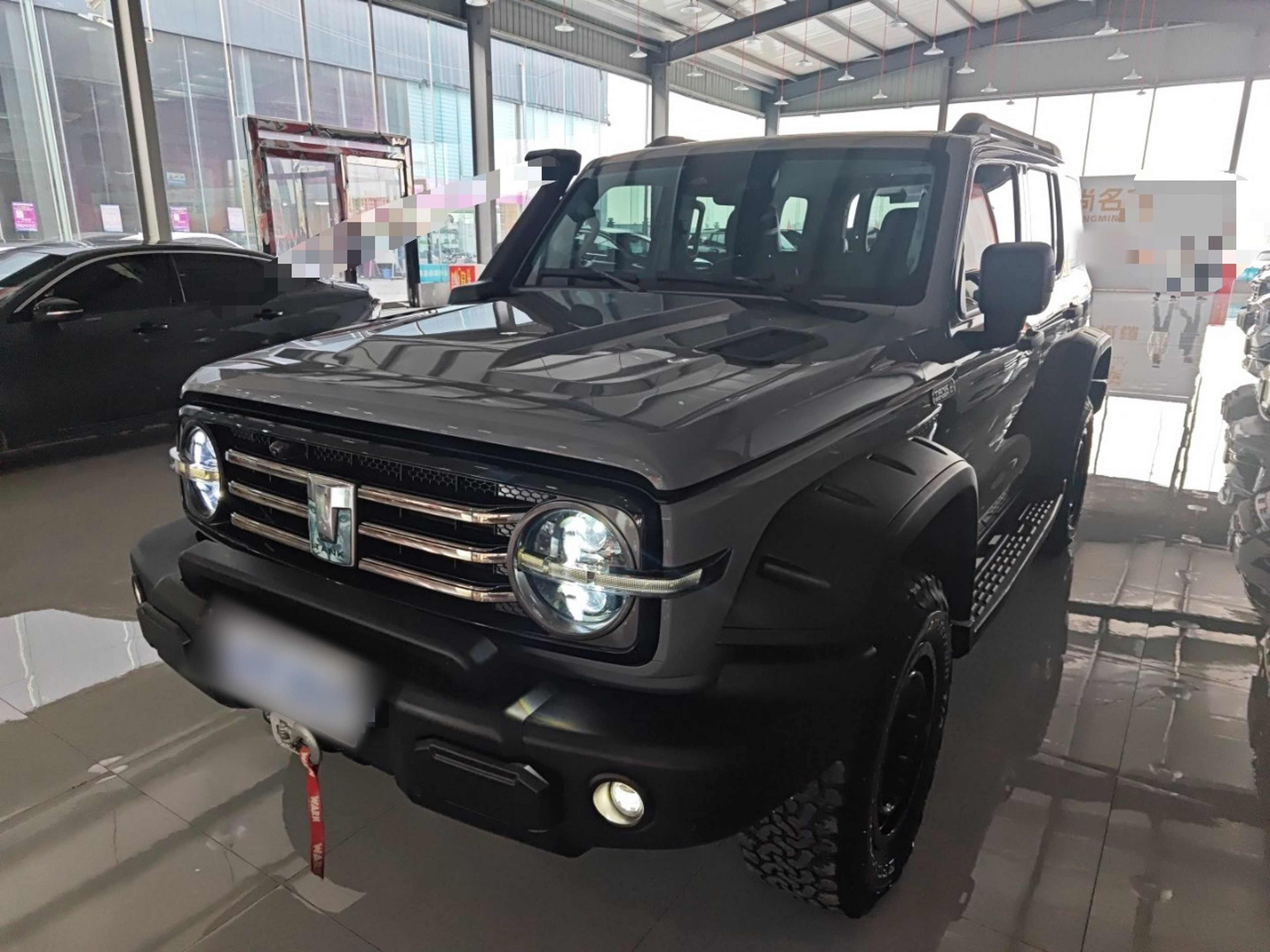 تحت مقدمة السيارة