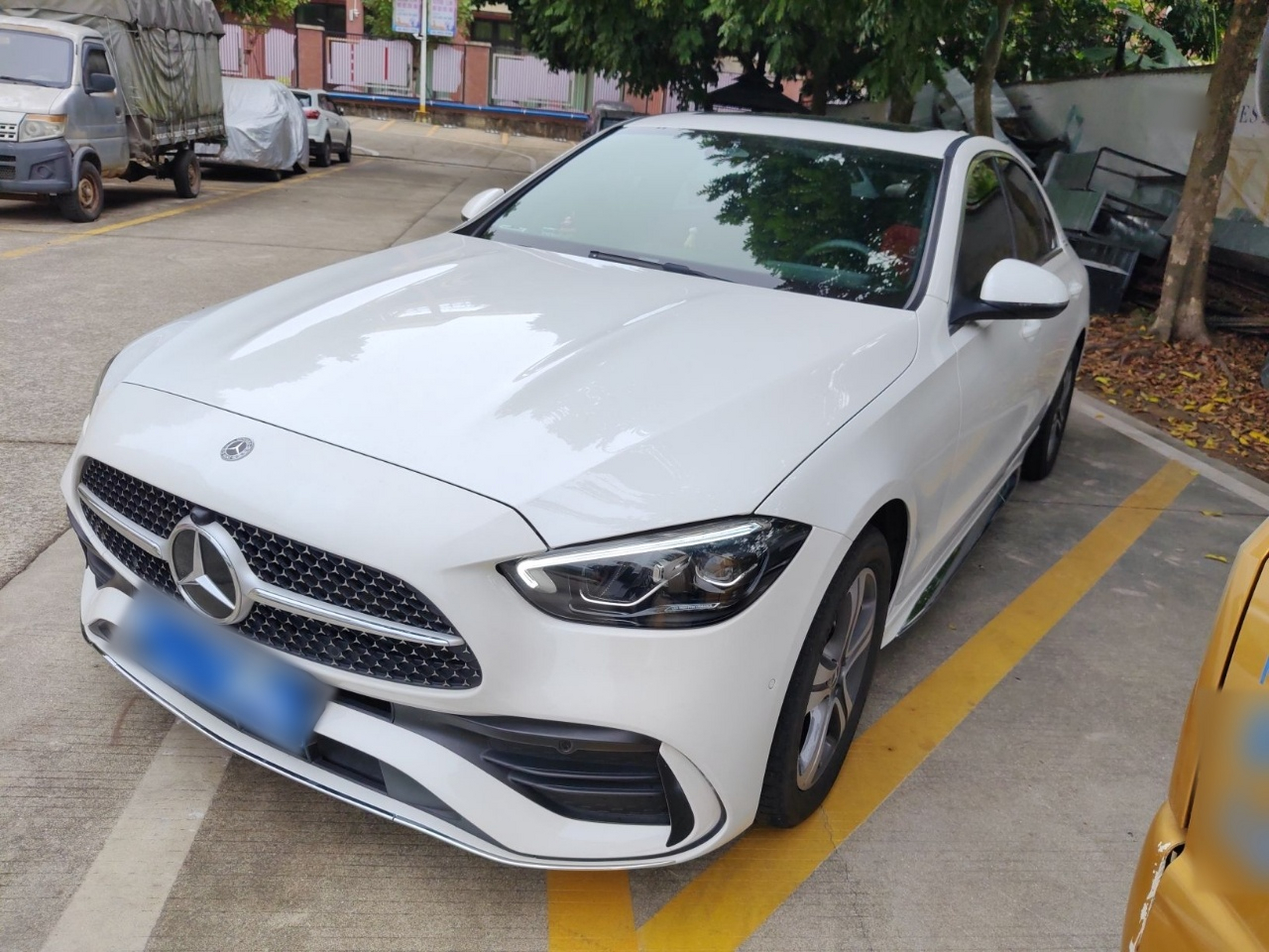 تحت مقدمة السيارة