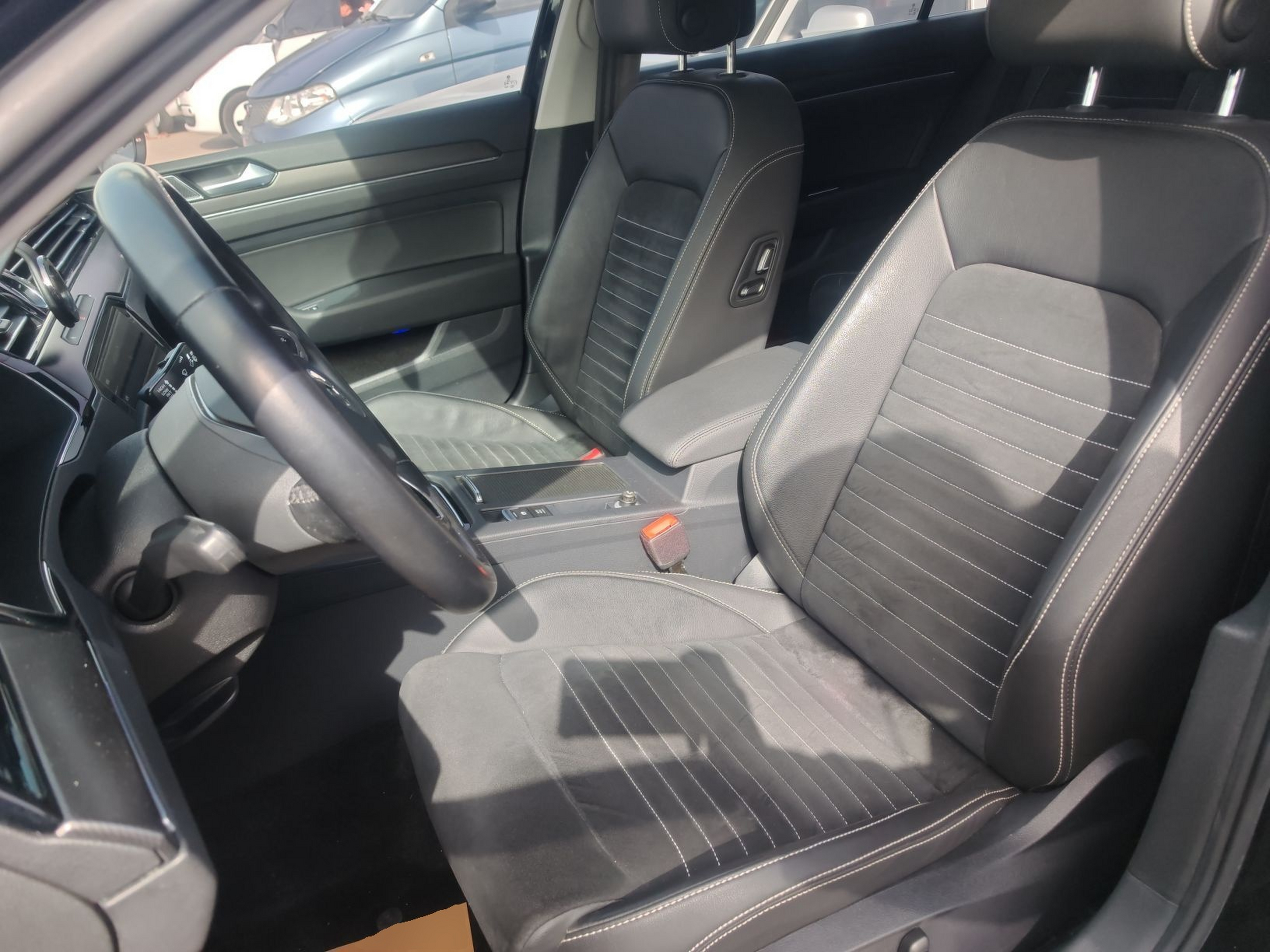 Переднее сиденье в автомобиле