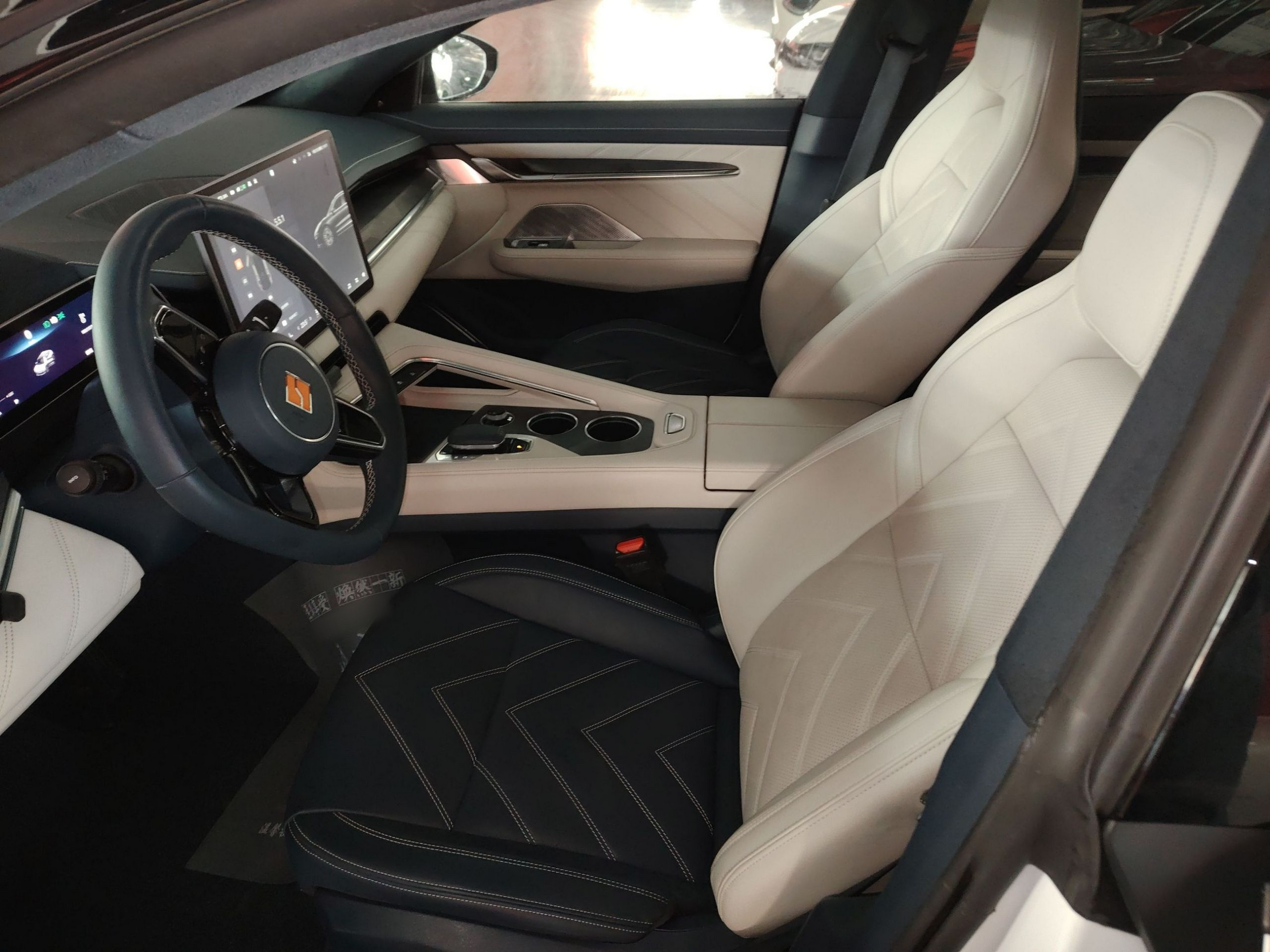 المقاعد الأمامية داخل السيارة