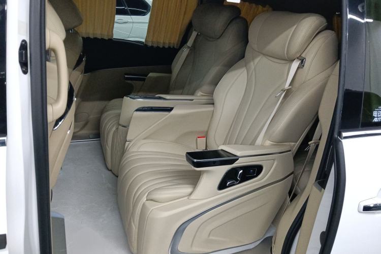 Used Buick GL8 2023 Facelifted Land Cruiser Executive Luxury Version
