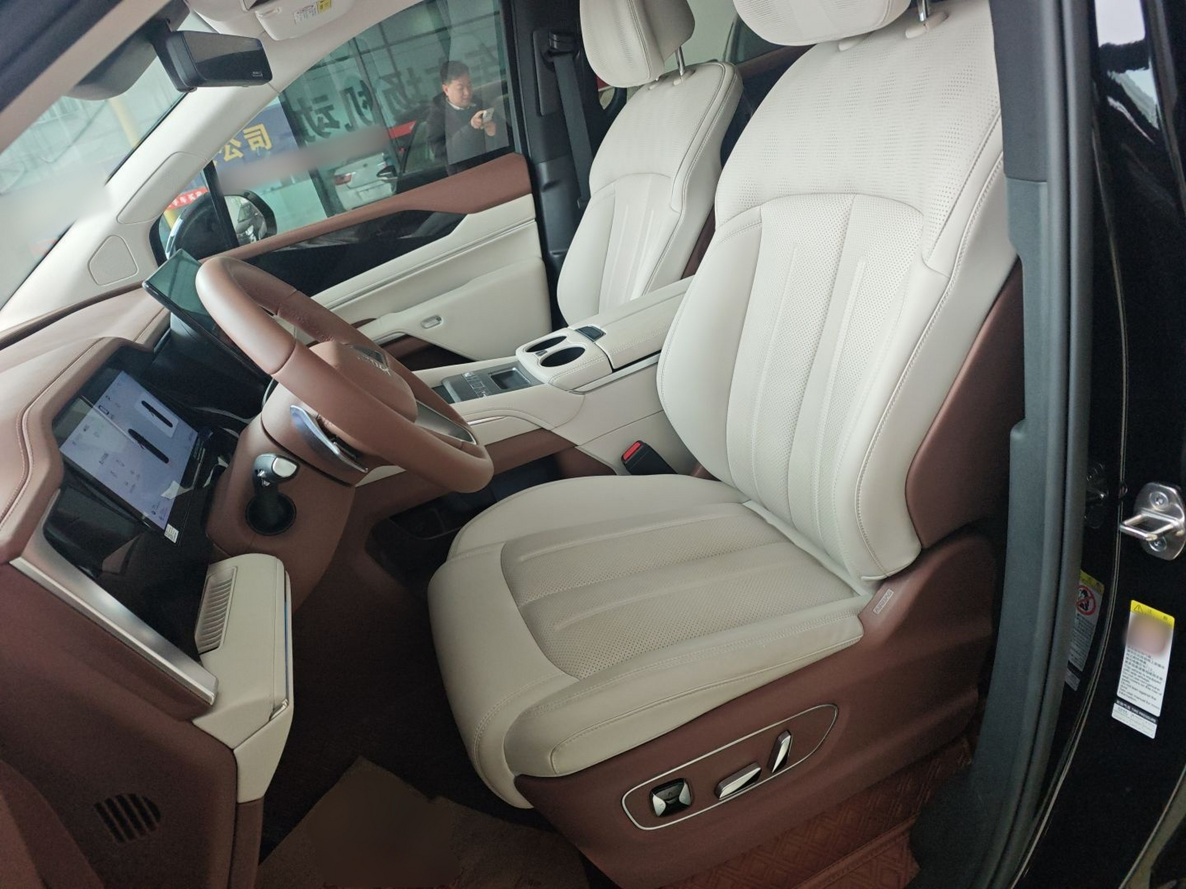 Переднее сиденье в автомобиле