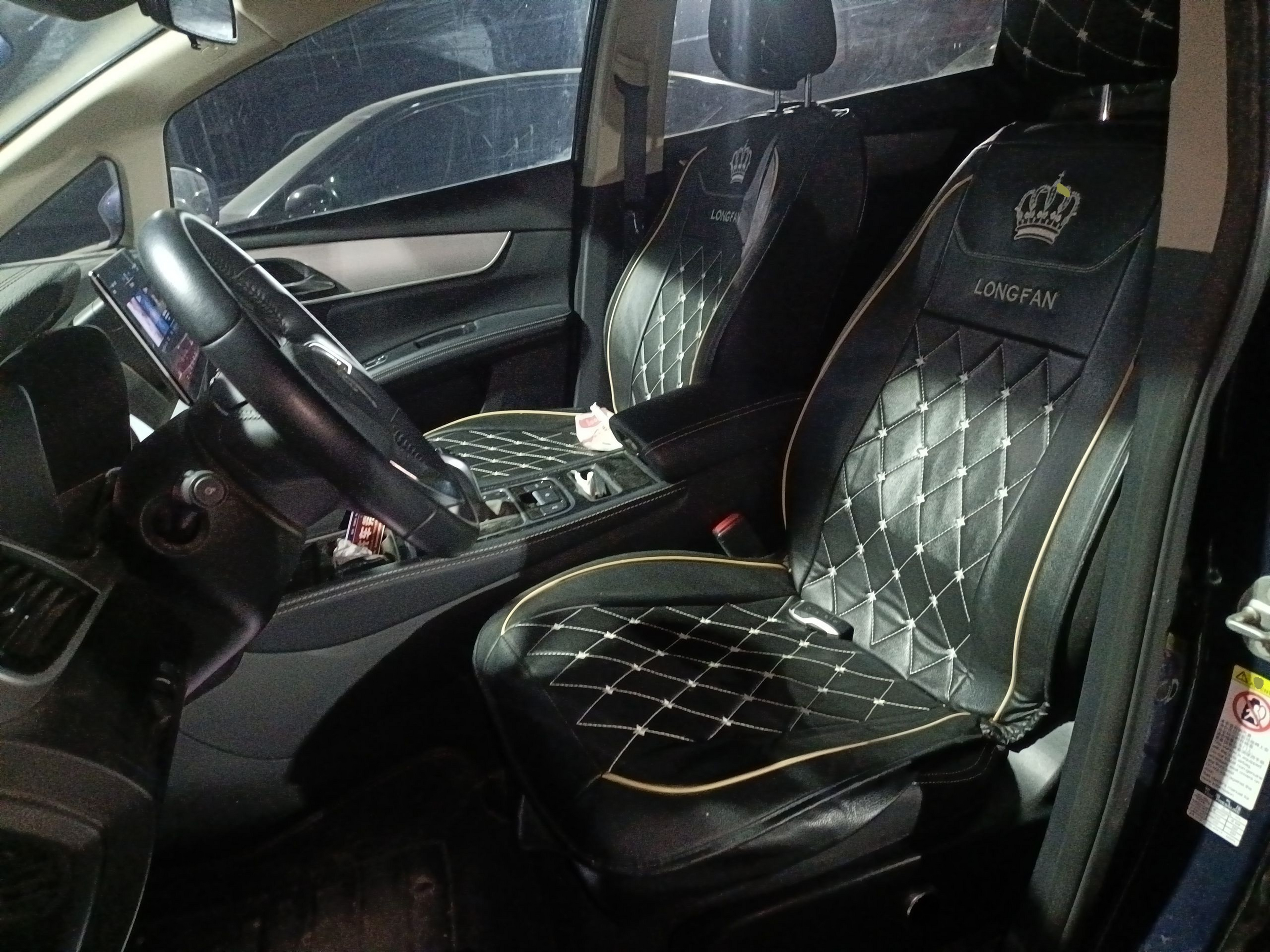 Переднее сиденье в автомобиле