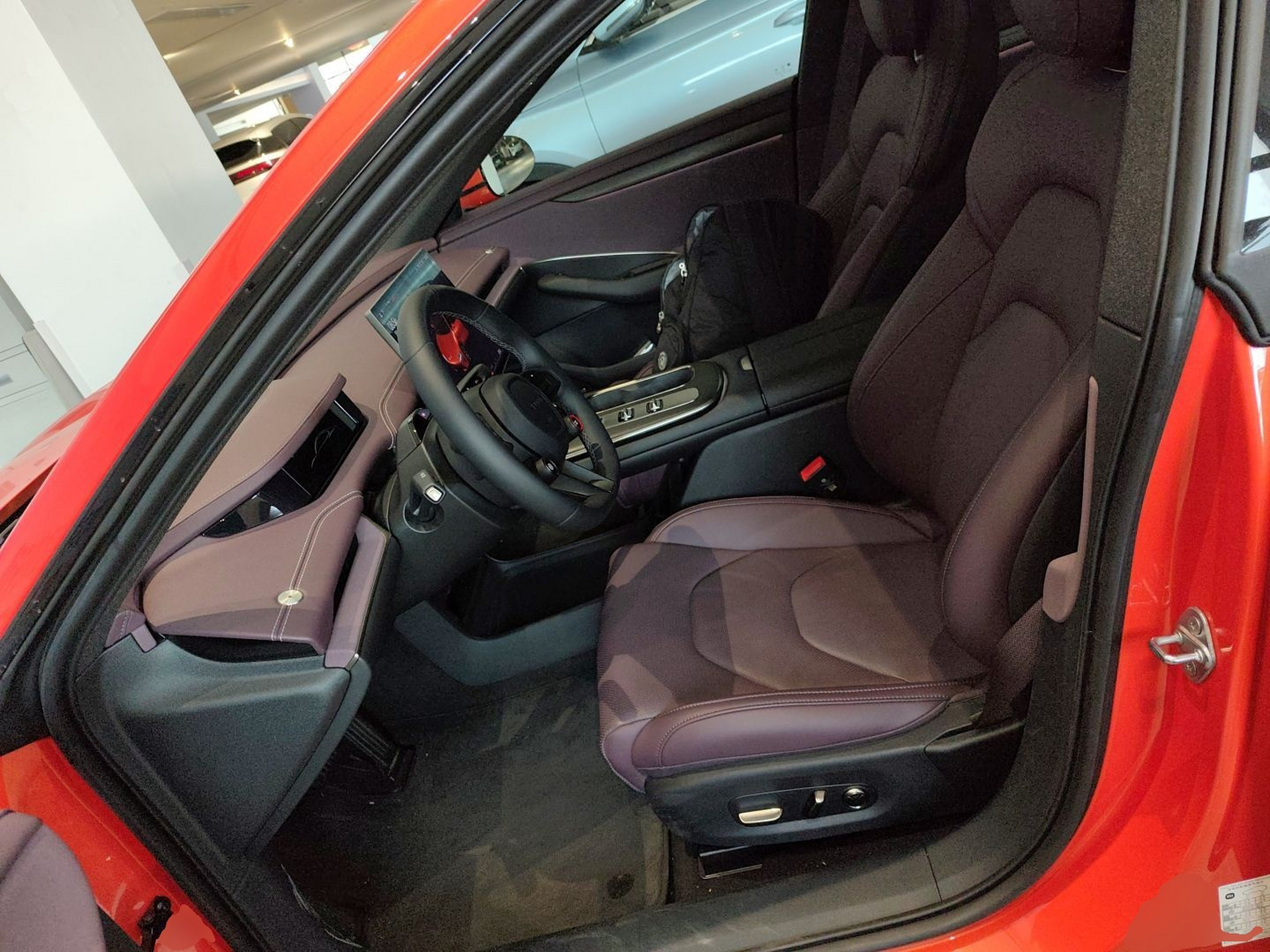 المقاعد الأمامية داخل السيارة