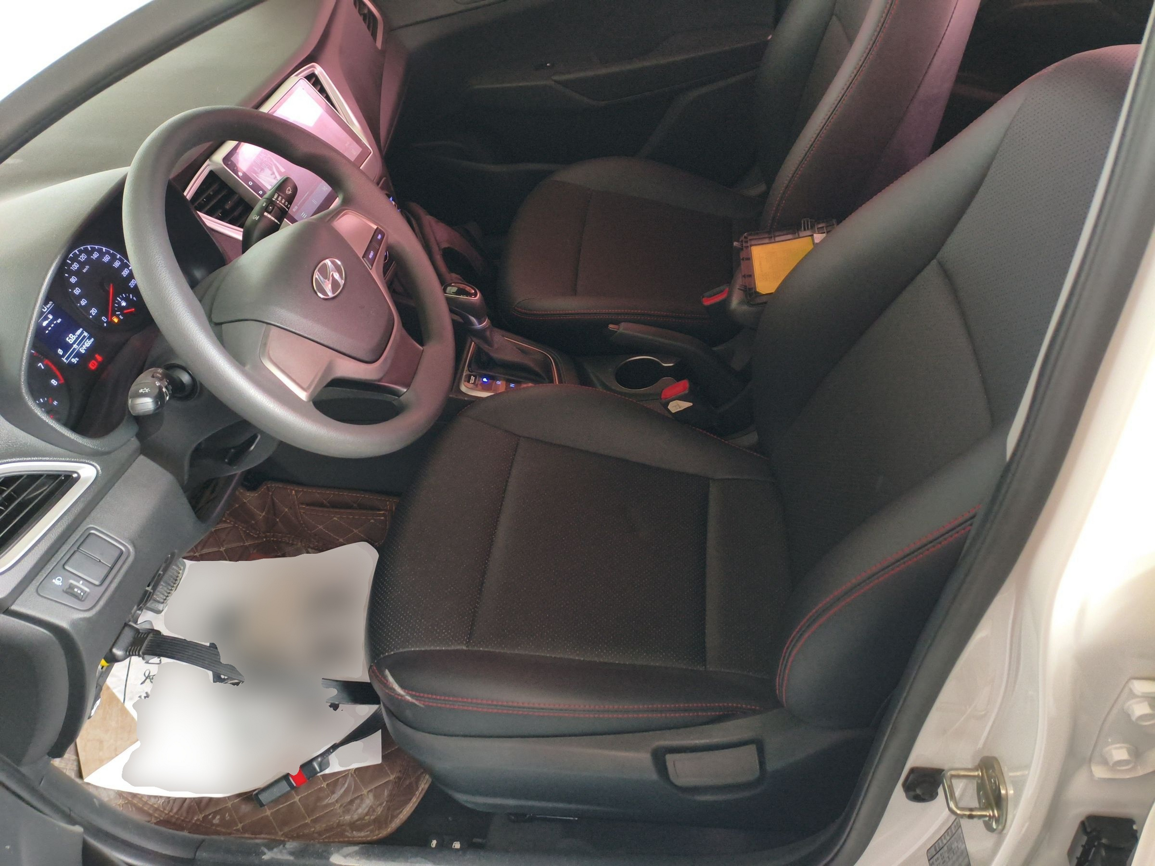 Переднее сиденье в автомобиле