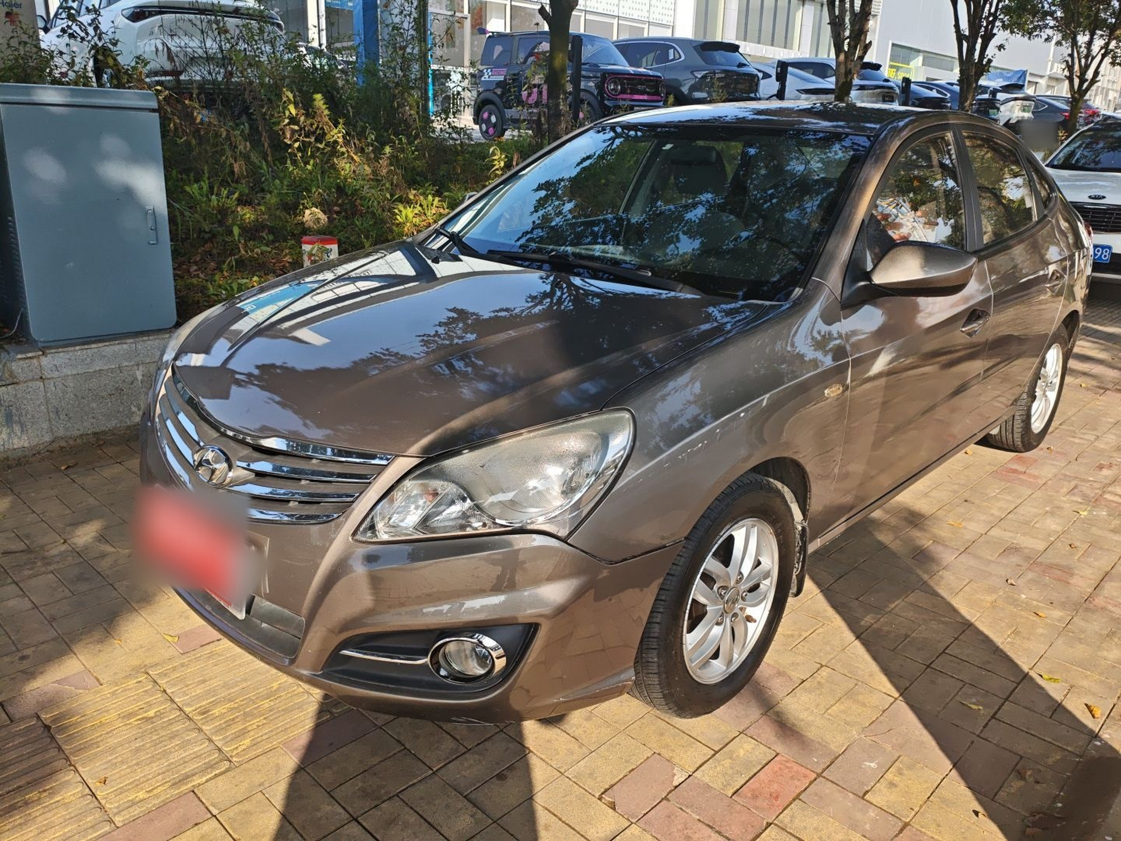 تحت مقدمة السيارة