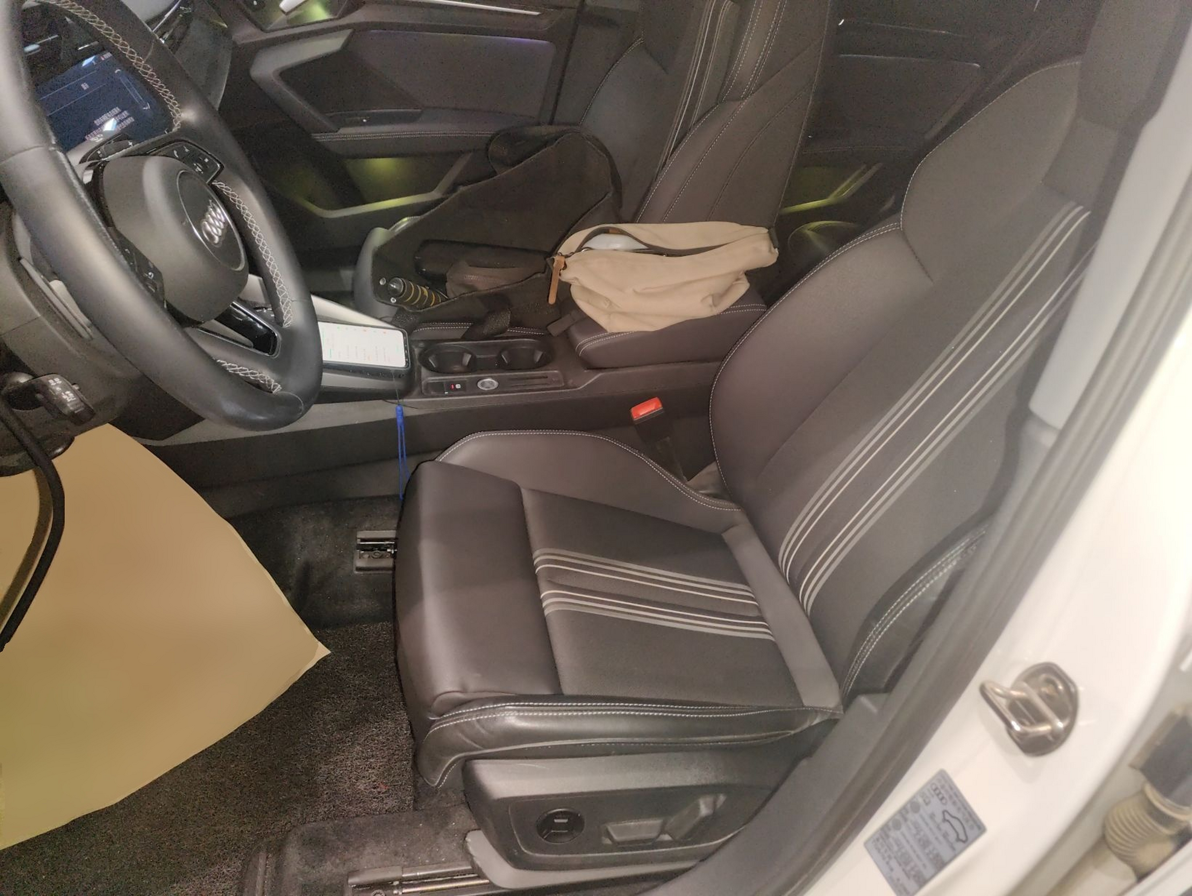 Переднее сиденье в автомобиле