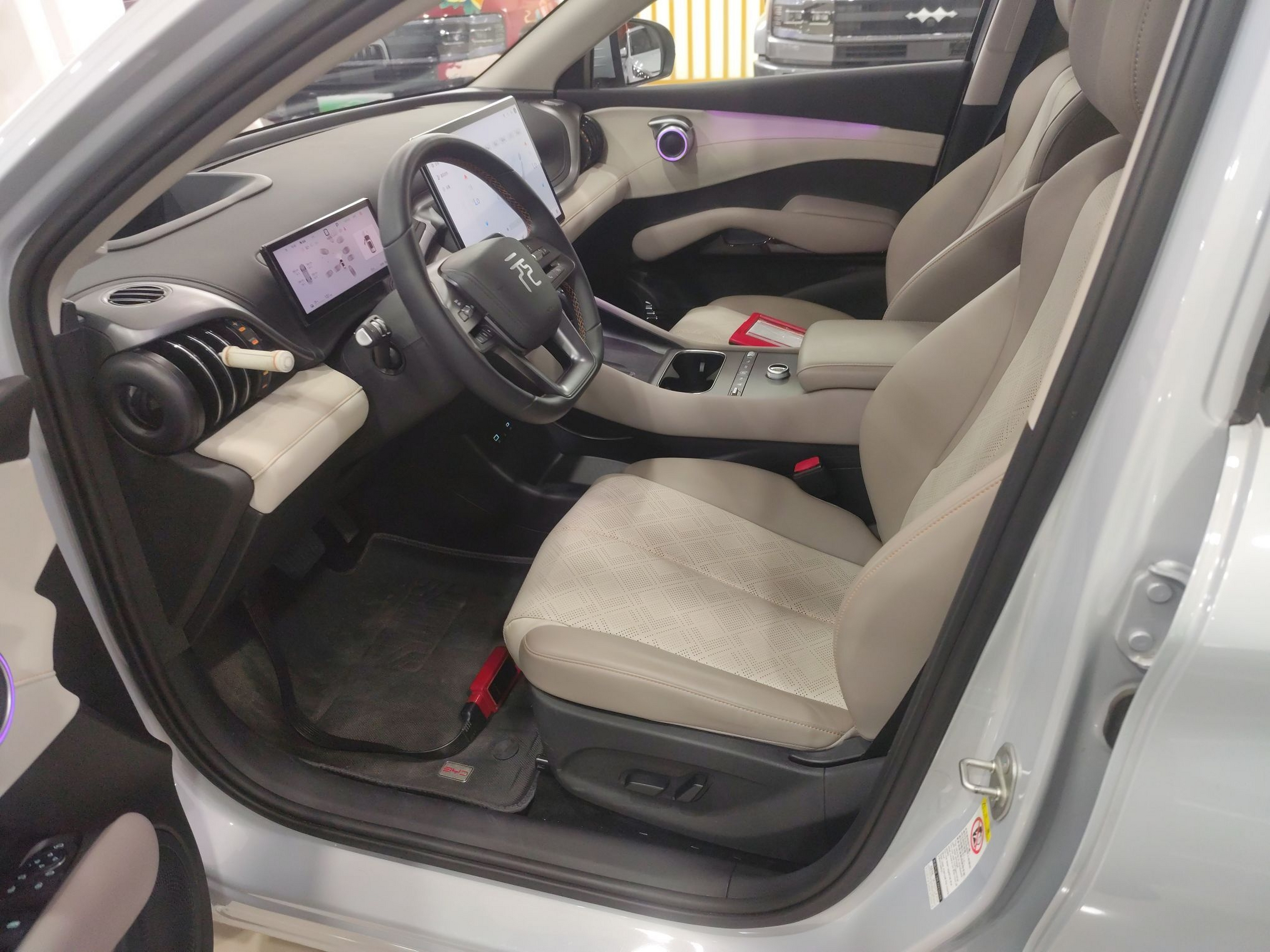 المقاعد الأمامية داخل السيارة