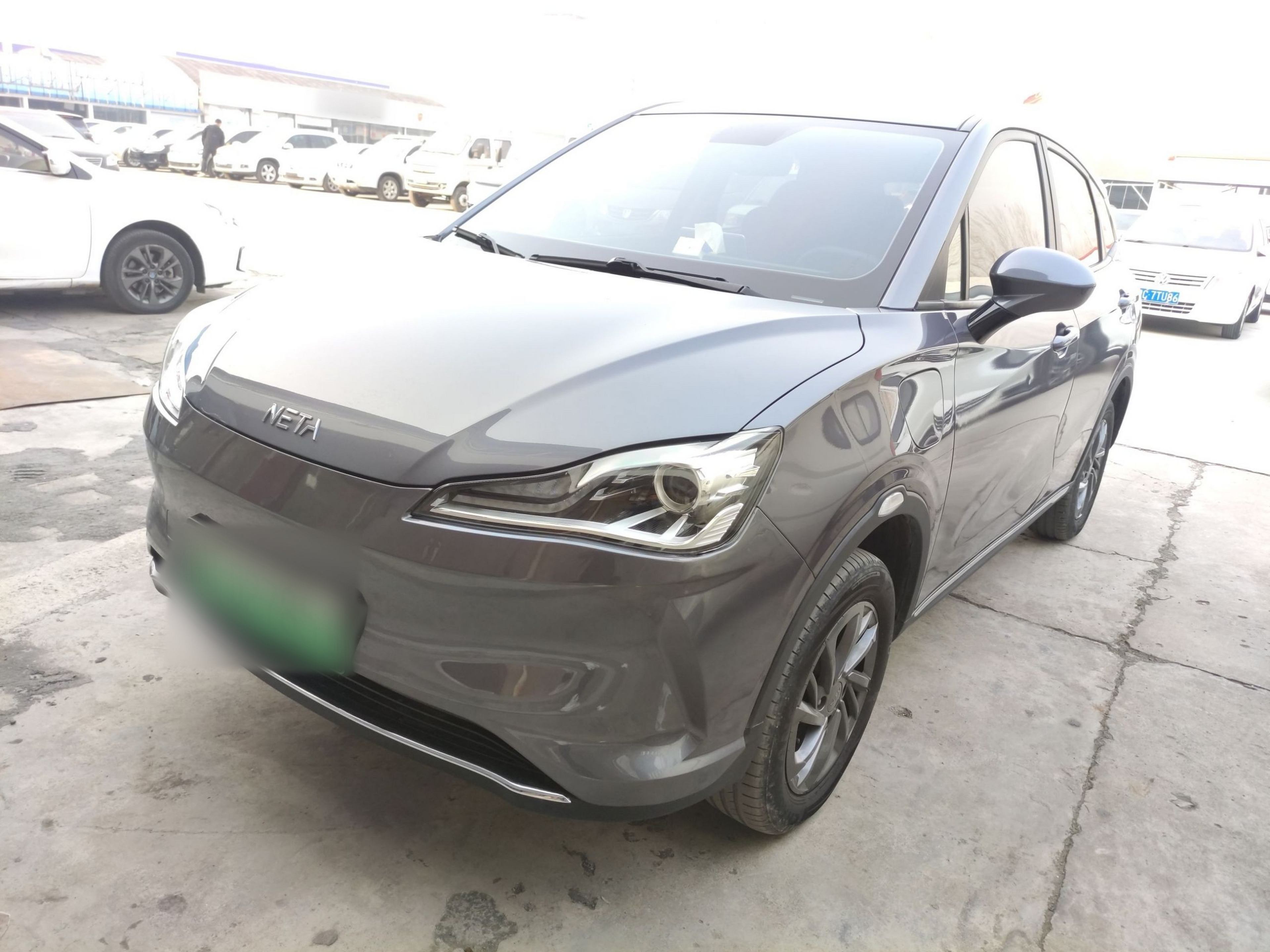 تحت مقدمة السيارة