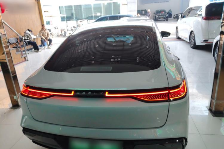 Used  E8 2024 550 km Range Rear-Drive MAX
