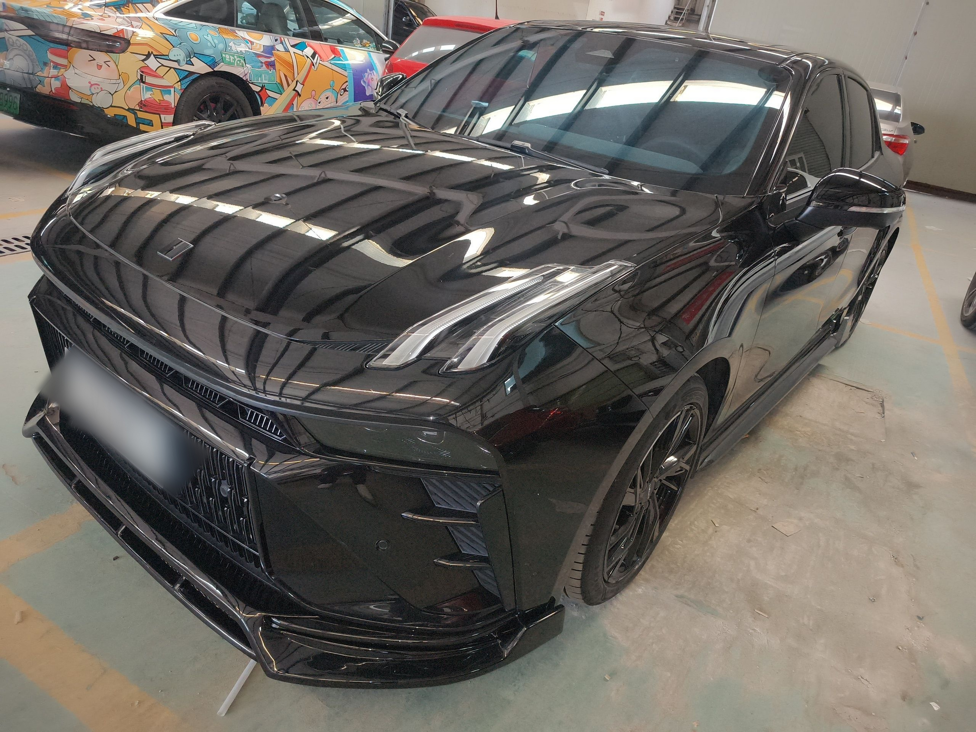 تحت مقدمة السيارة