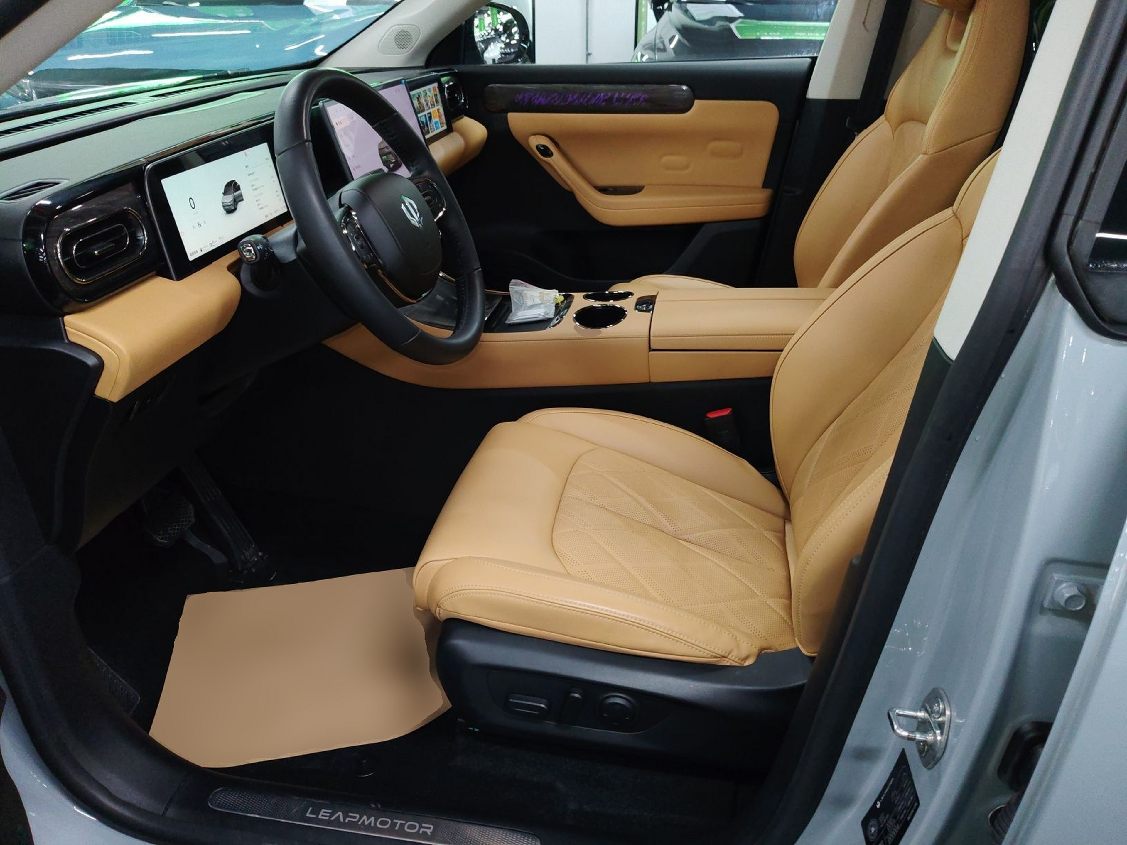 المقاعد الأمامية داخل السيارة