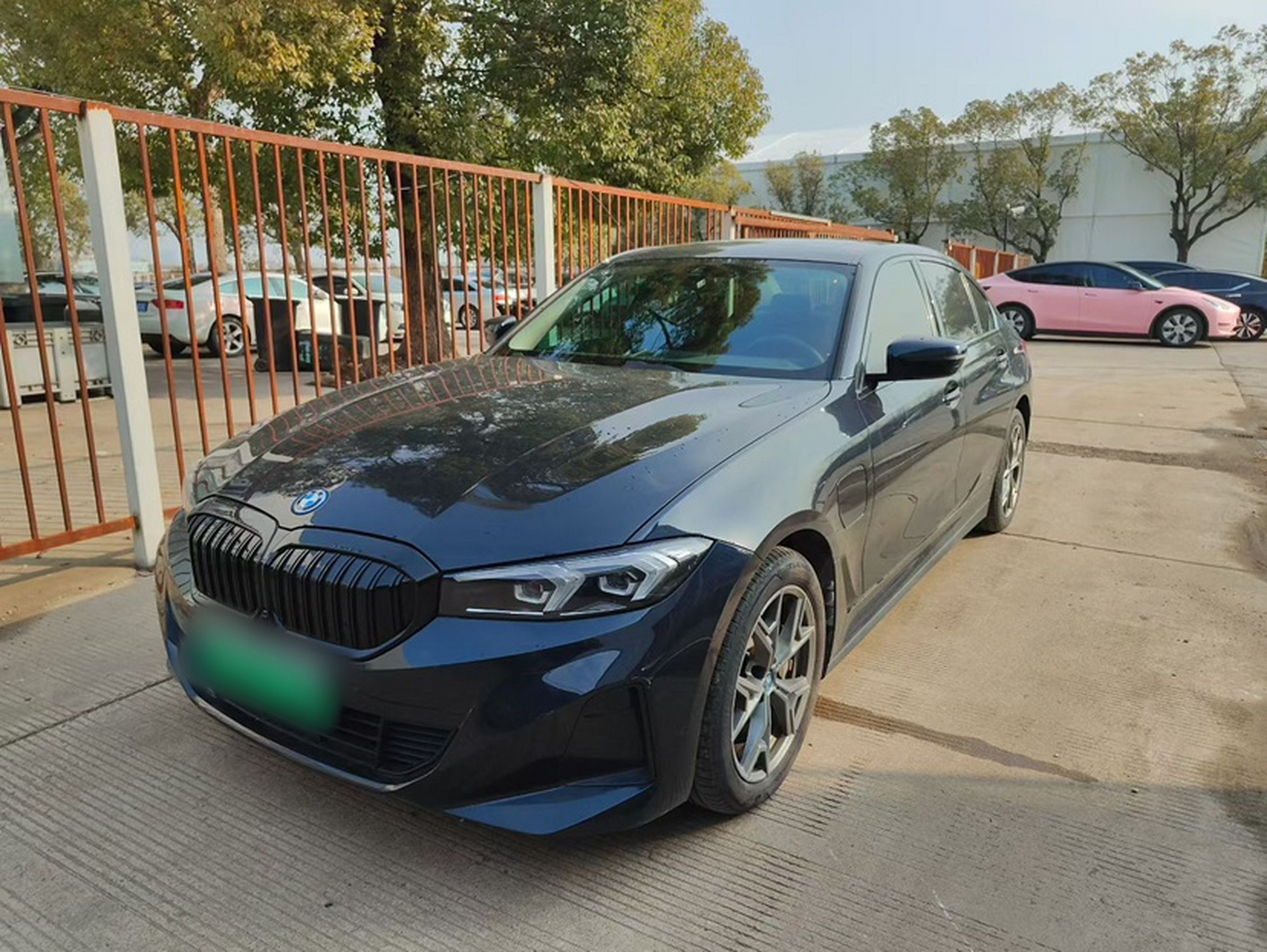 Под передней частью автомобиля