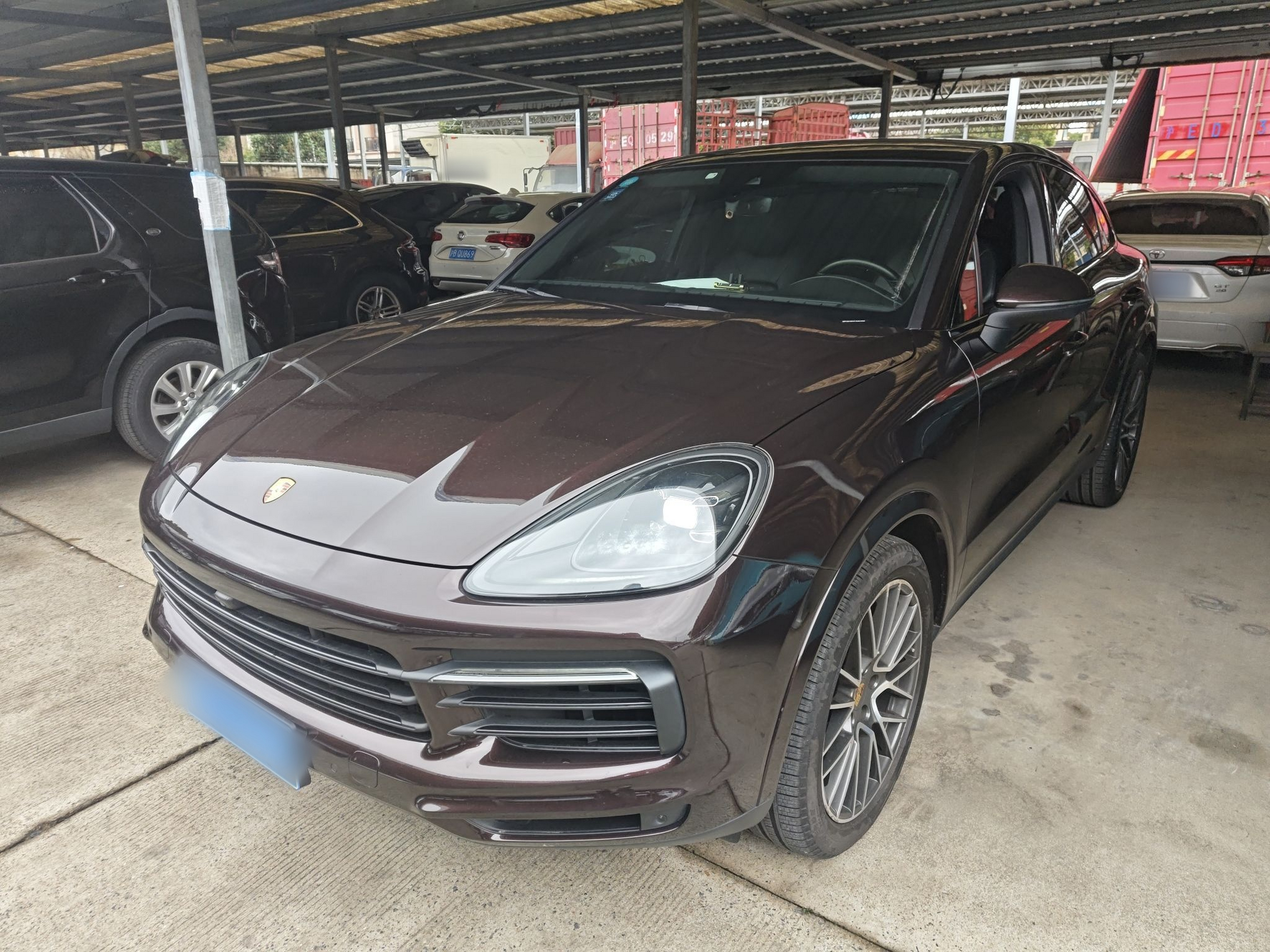 Под передней частью автомобиля