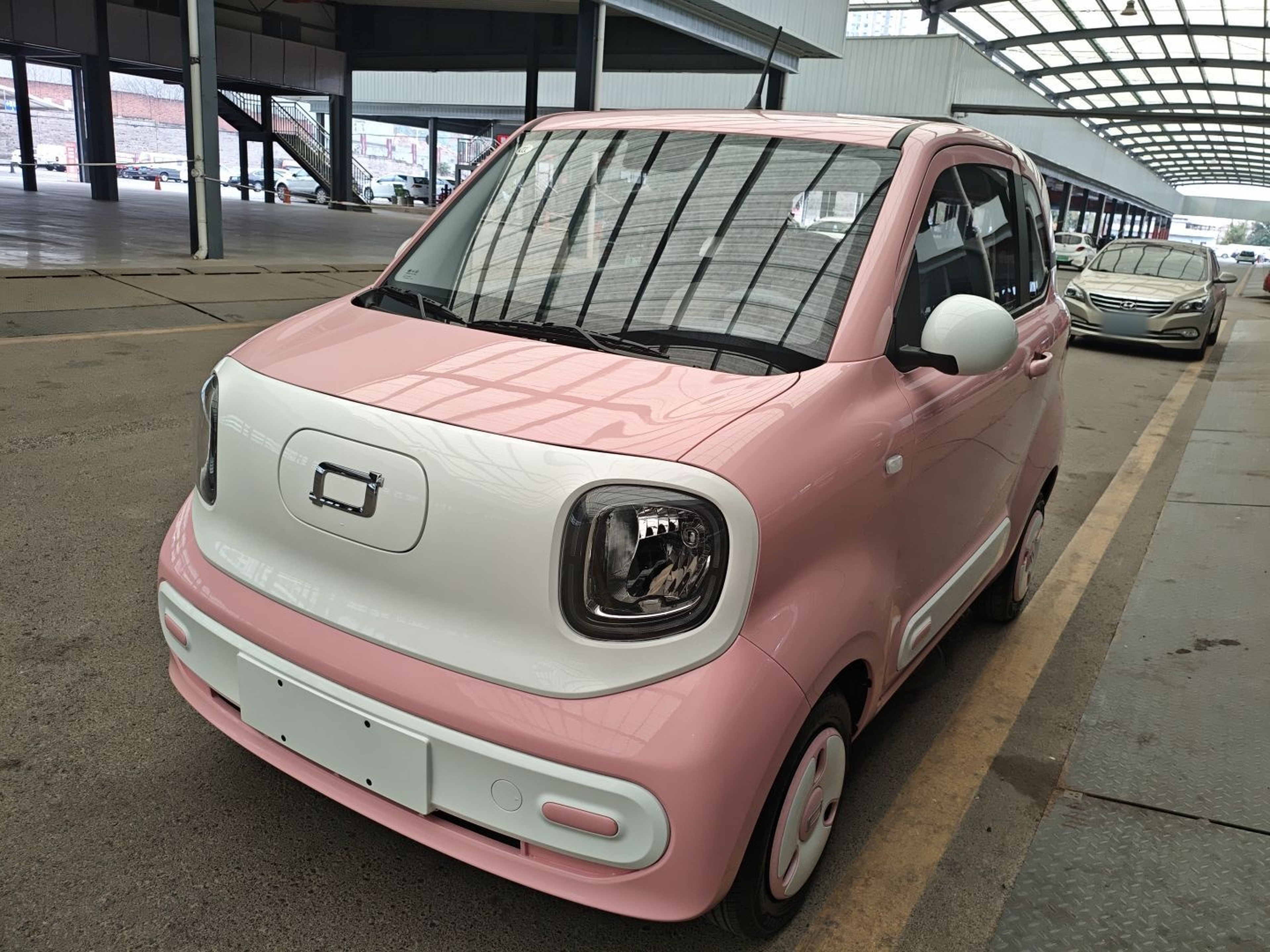 Под передней частью автомобиля