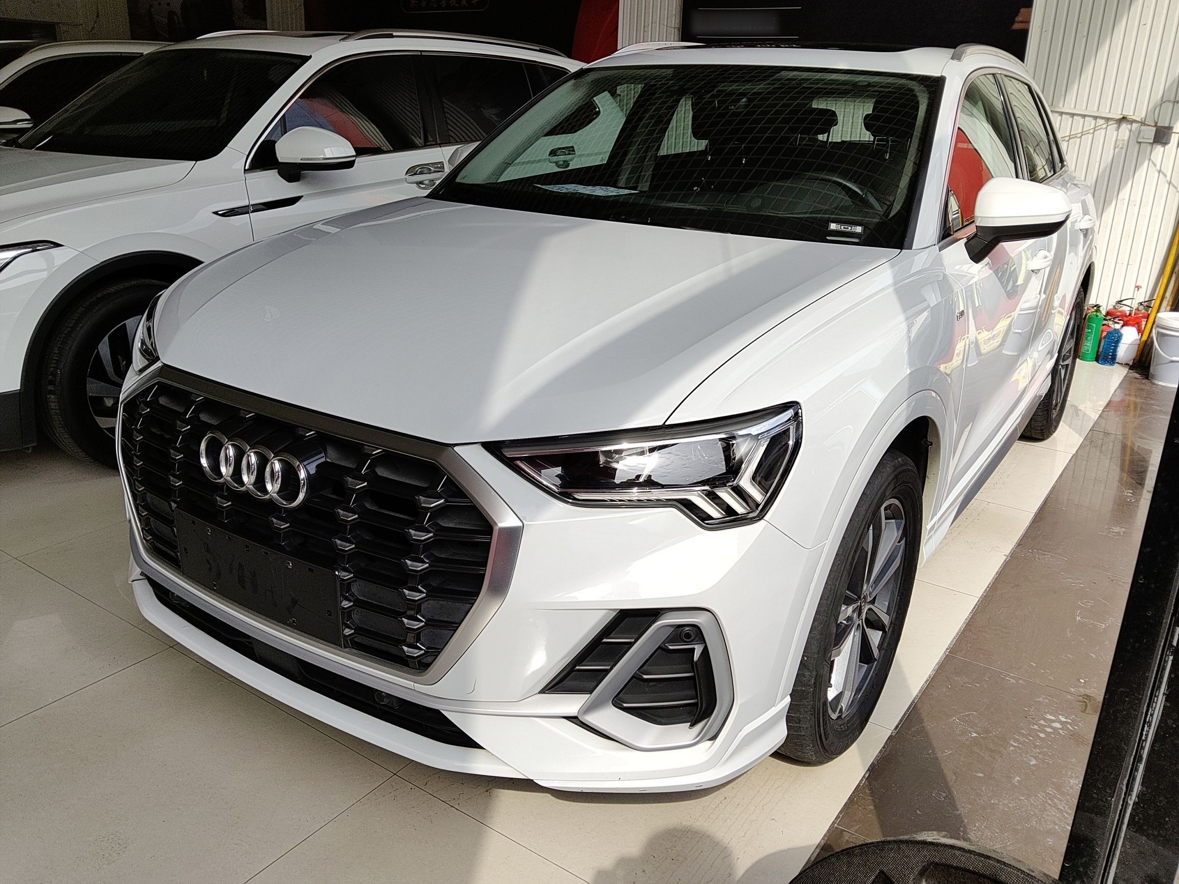 تحت مقدمة السيارة