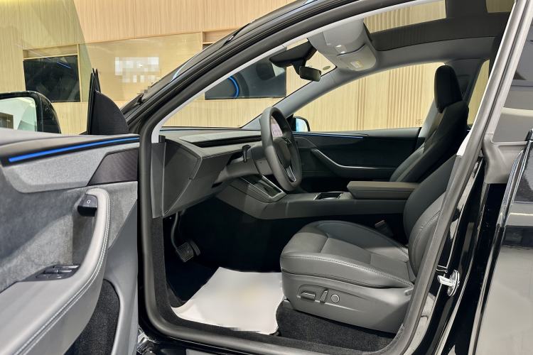 Used Tesla Model Y 2025 Long-Range All-Wheel-Drive Version