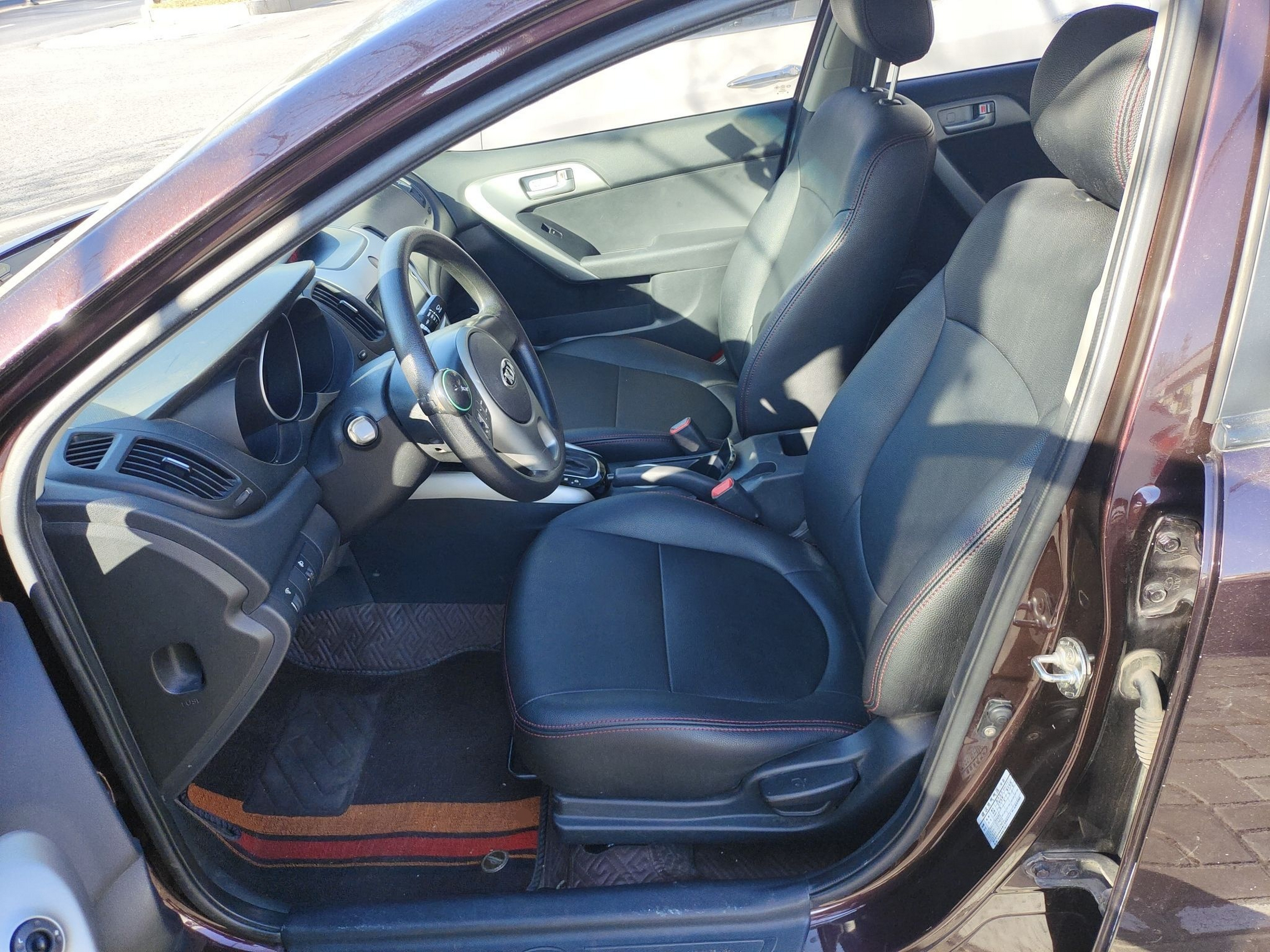 Переднее сиденье в автомобиле