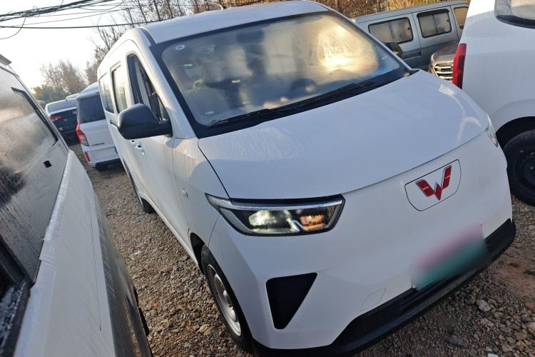 Used Wuling Yangguang 2024 300KM Comfort Version Passenger Van 75kW
