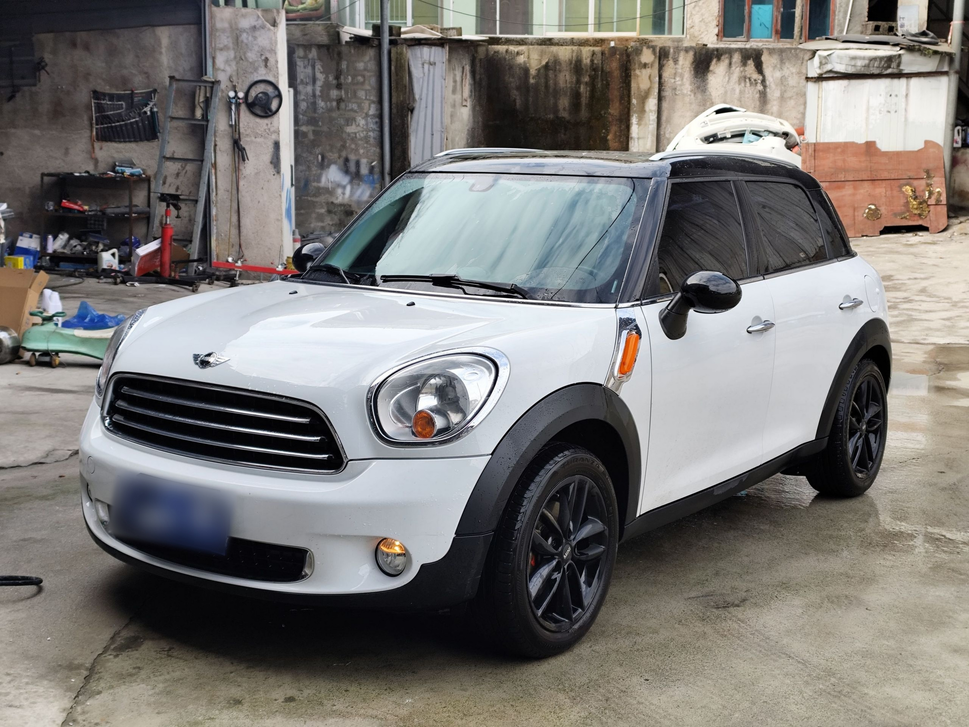 Под передней частью автомобиля