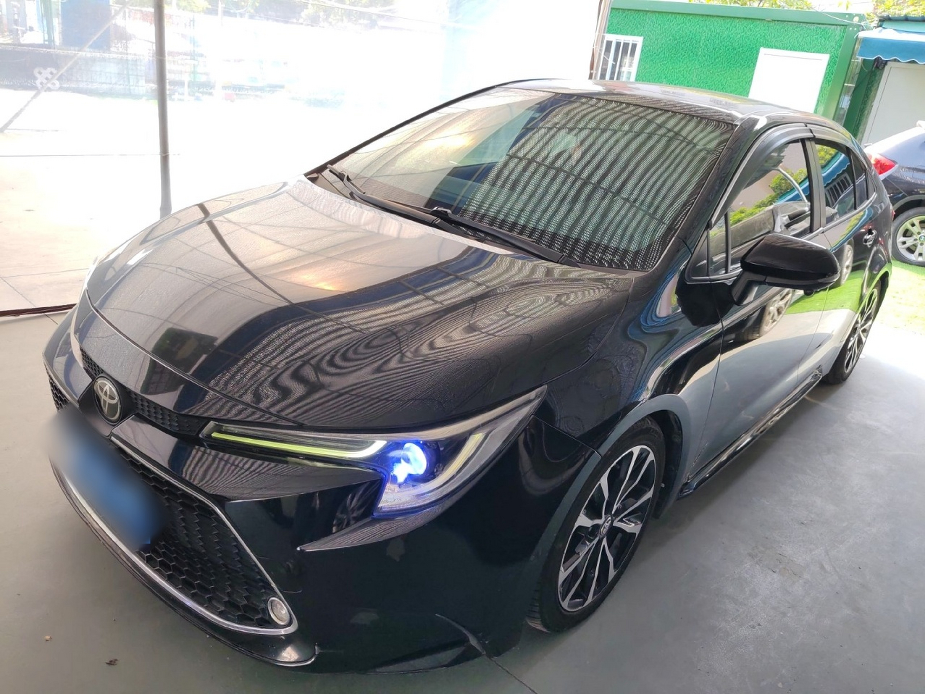 تحت مقدمة السيارة