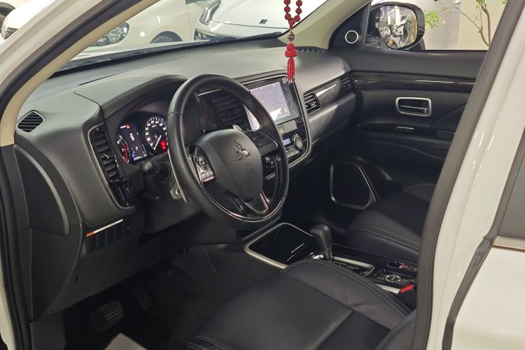 Used Mitsubishi Outlander 2019 2.4L 4x4 Zhi Xiang Edition 7 Seats China VI Standard
