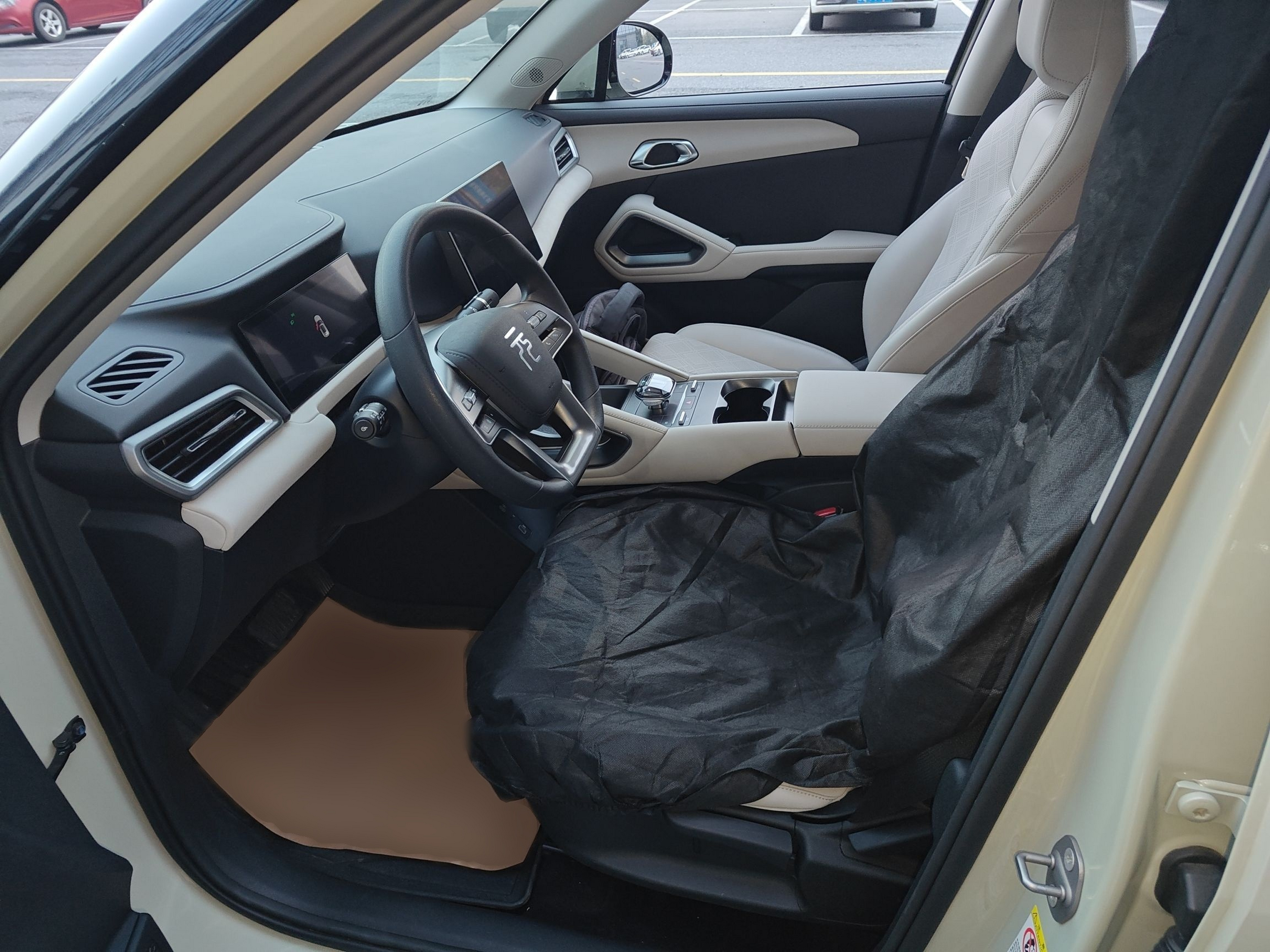 المقاعد الأمامية داخل السيارة