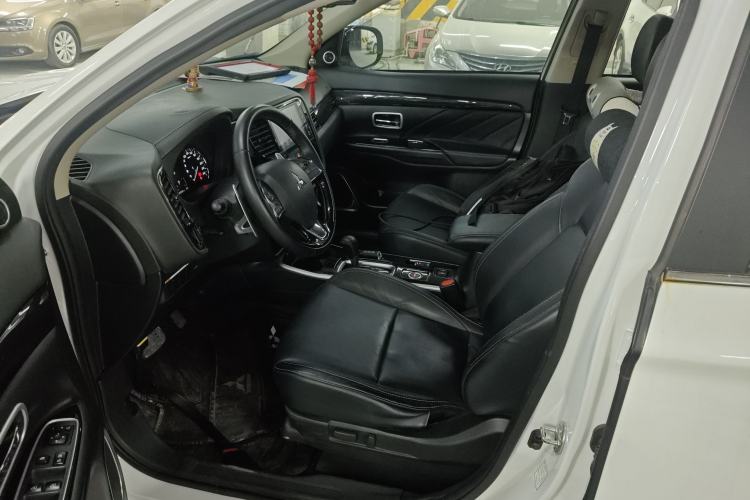Used Mitsubishi Outlander 2019 2.4L 4x4 Zhi Xiang Edition 7 Seats China VI Standard
