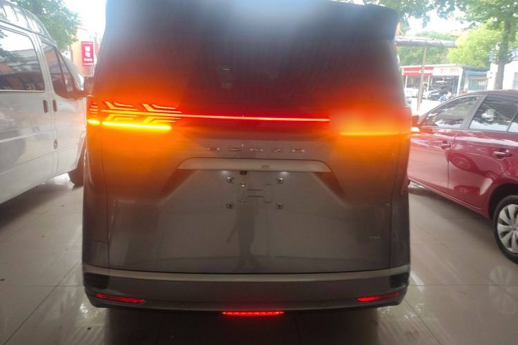 Used Denza D9 2022 DM-i 1040 Prestige Model