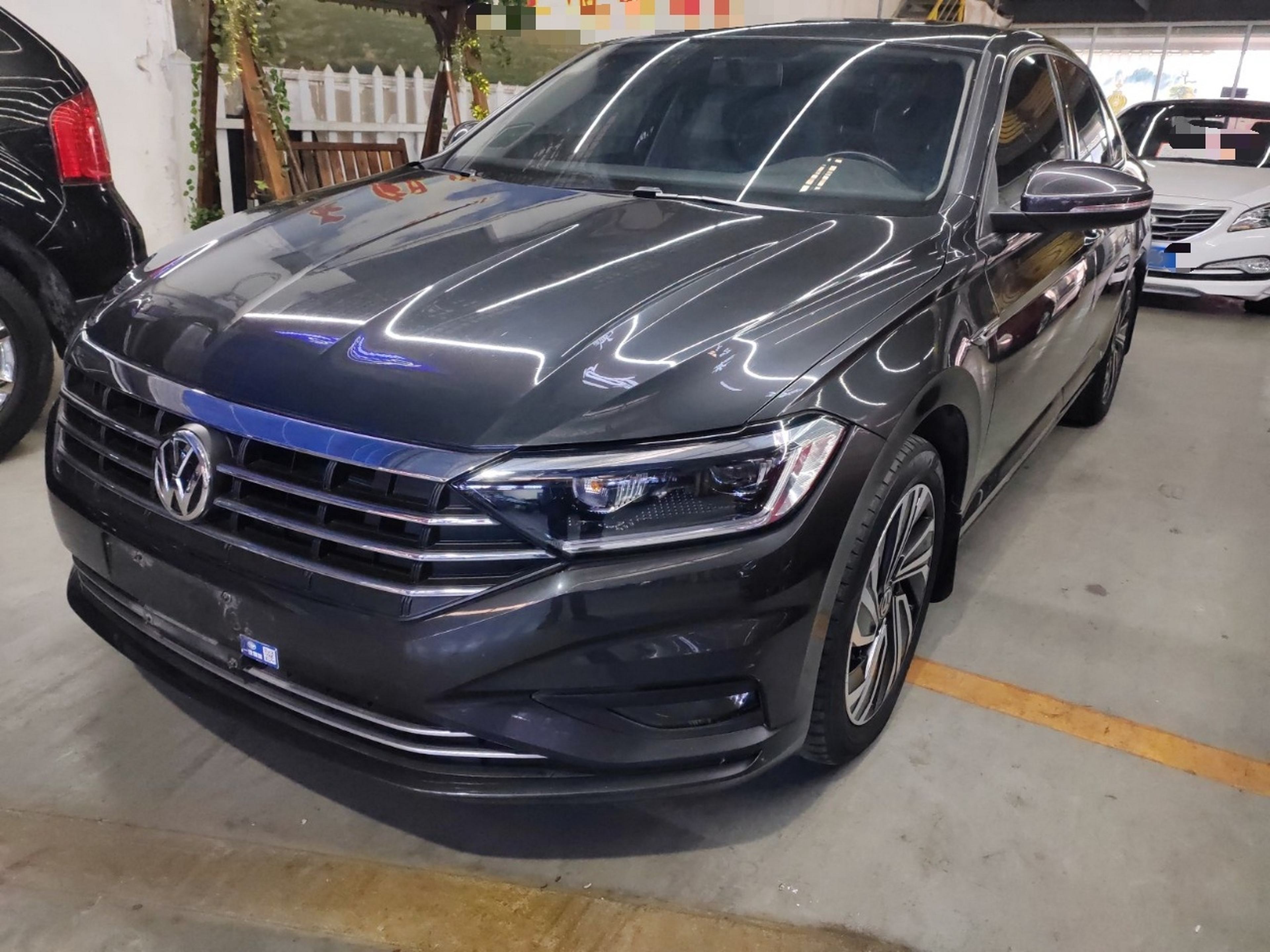 Под передней частью автомобиля