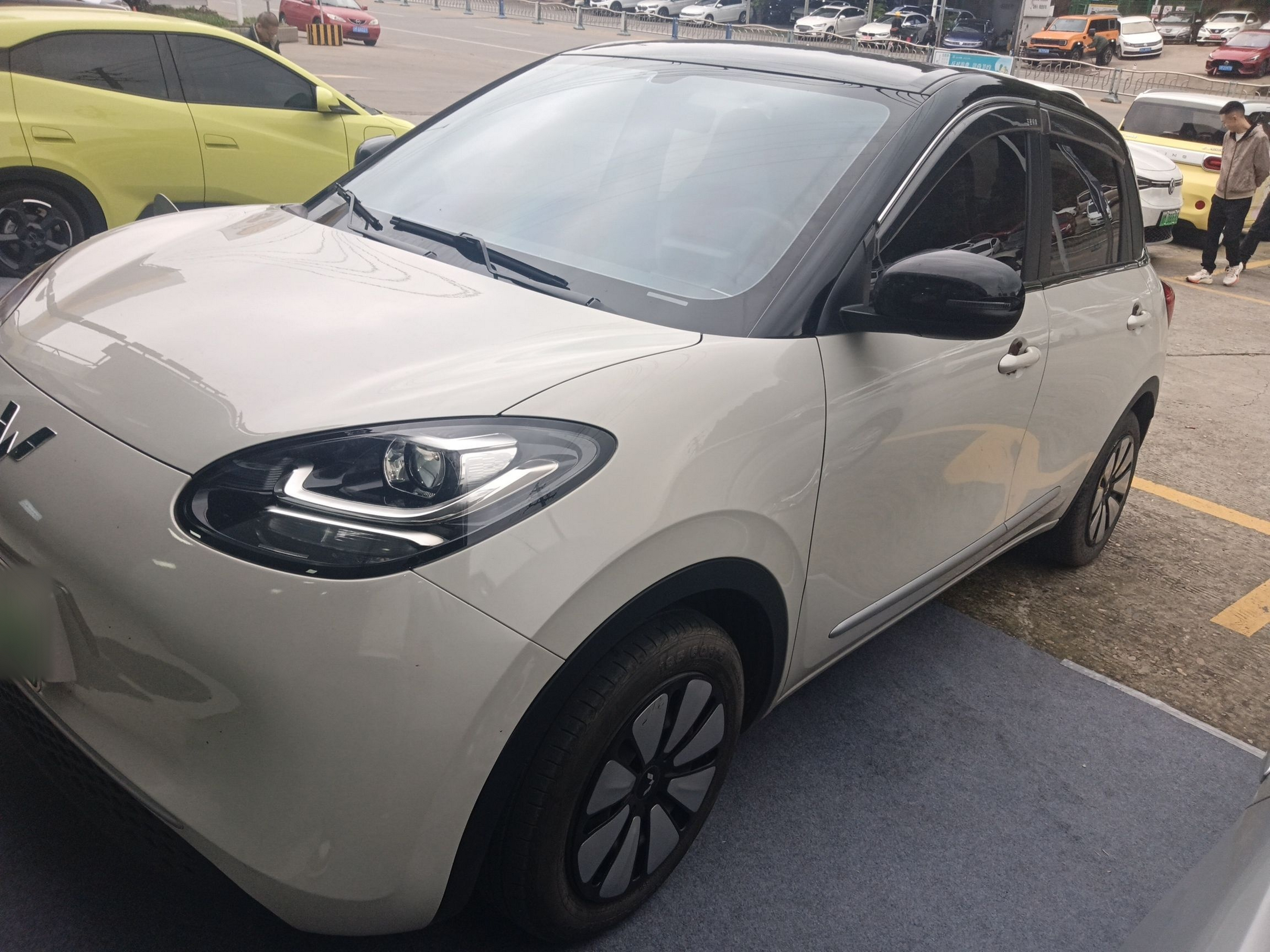 Под передней частью автомобиля