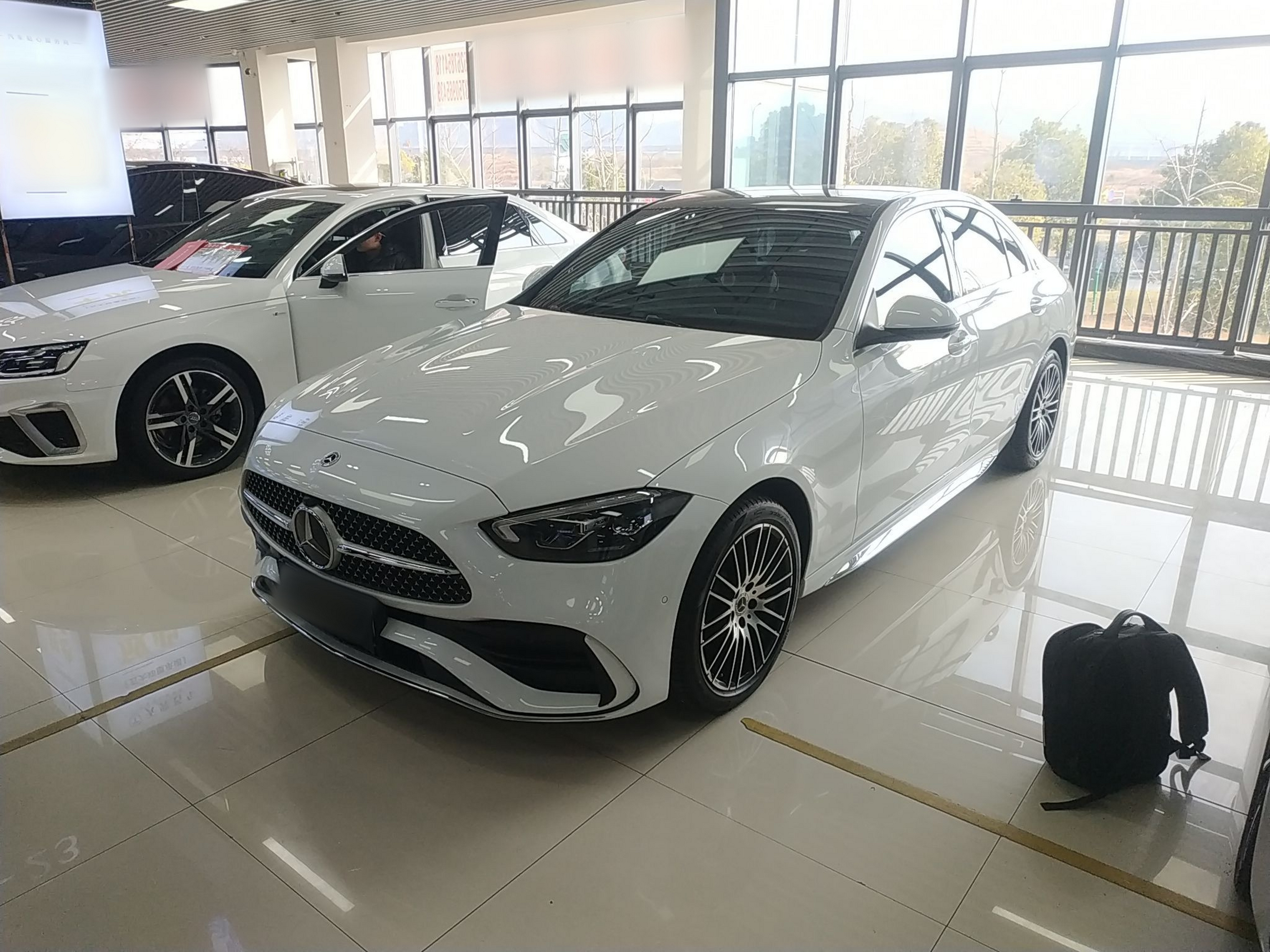 Под передней частью автомобиля