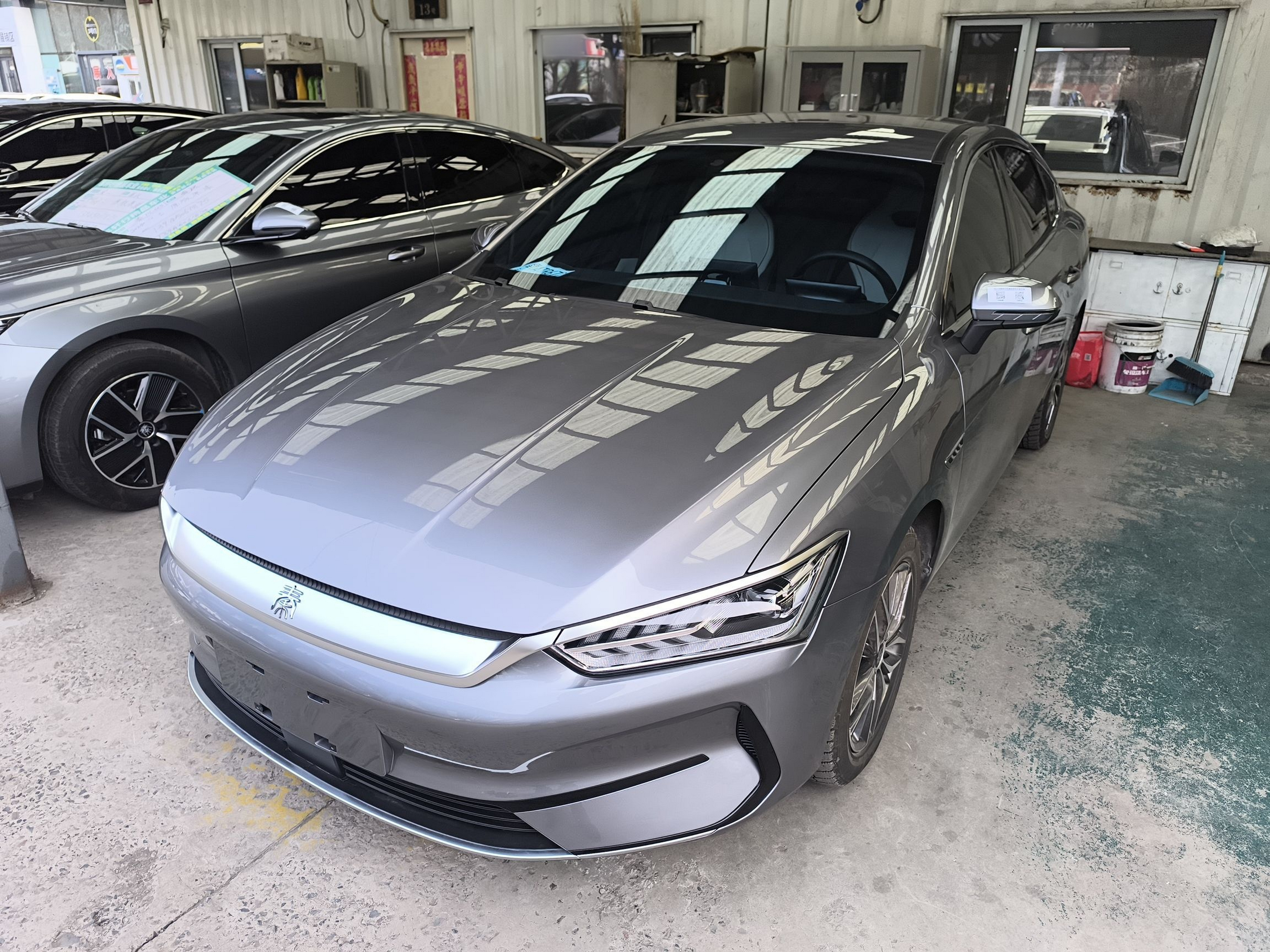 تحت مقدمة السيارة