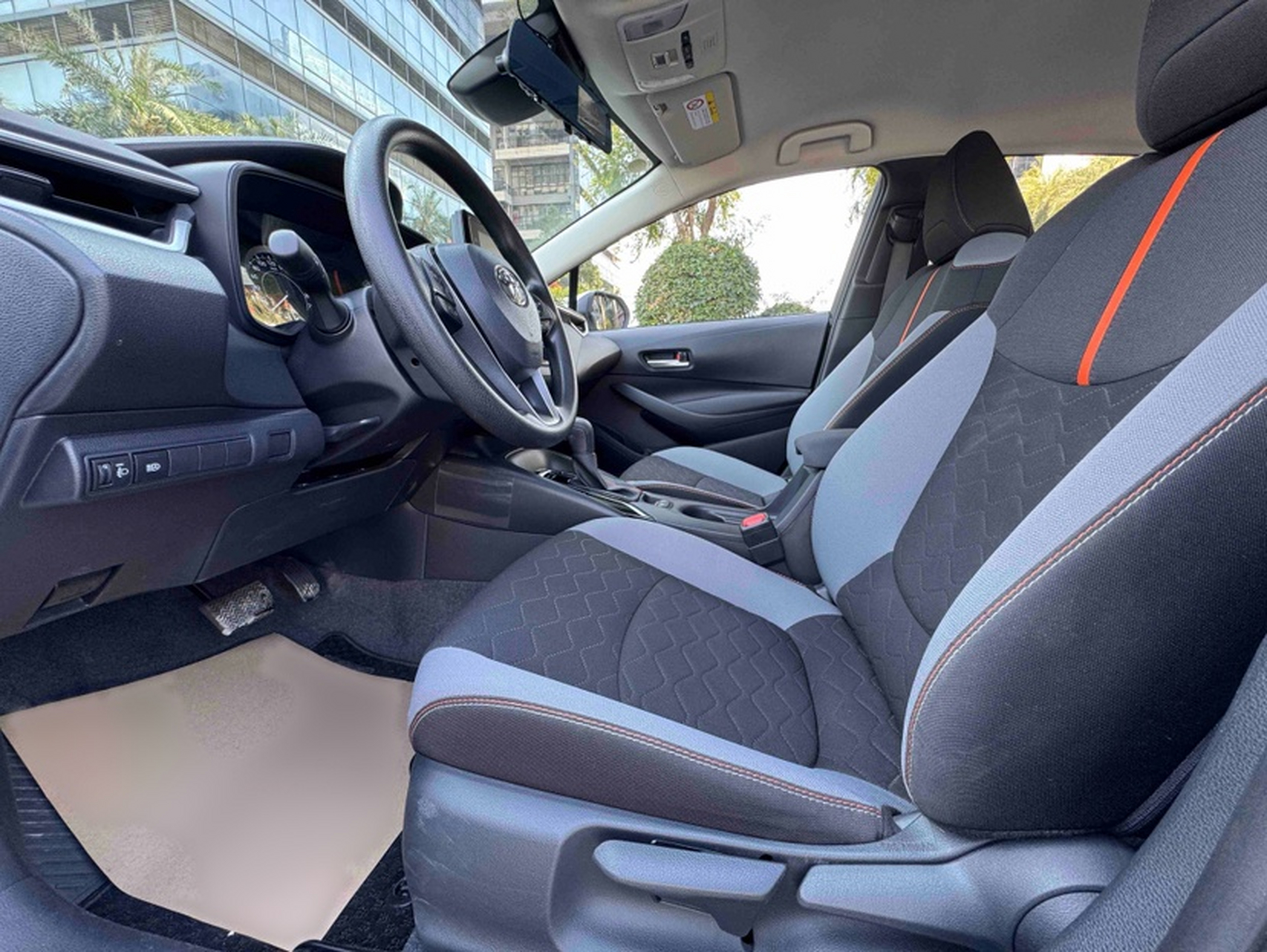 المقاعد الأمامية داخل السيارة